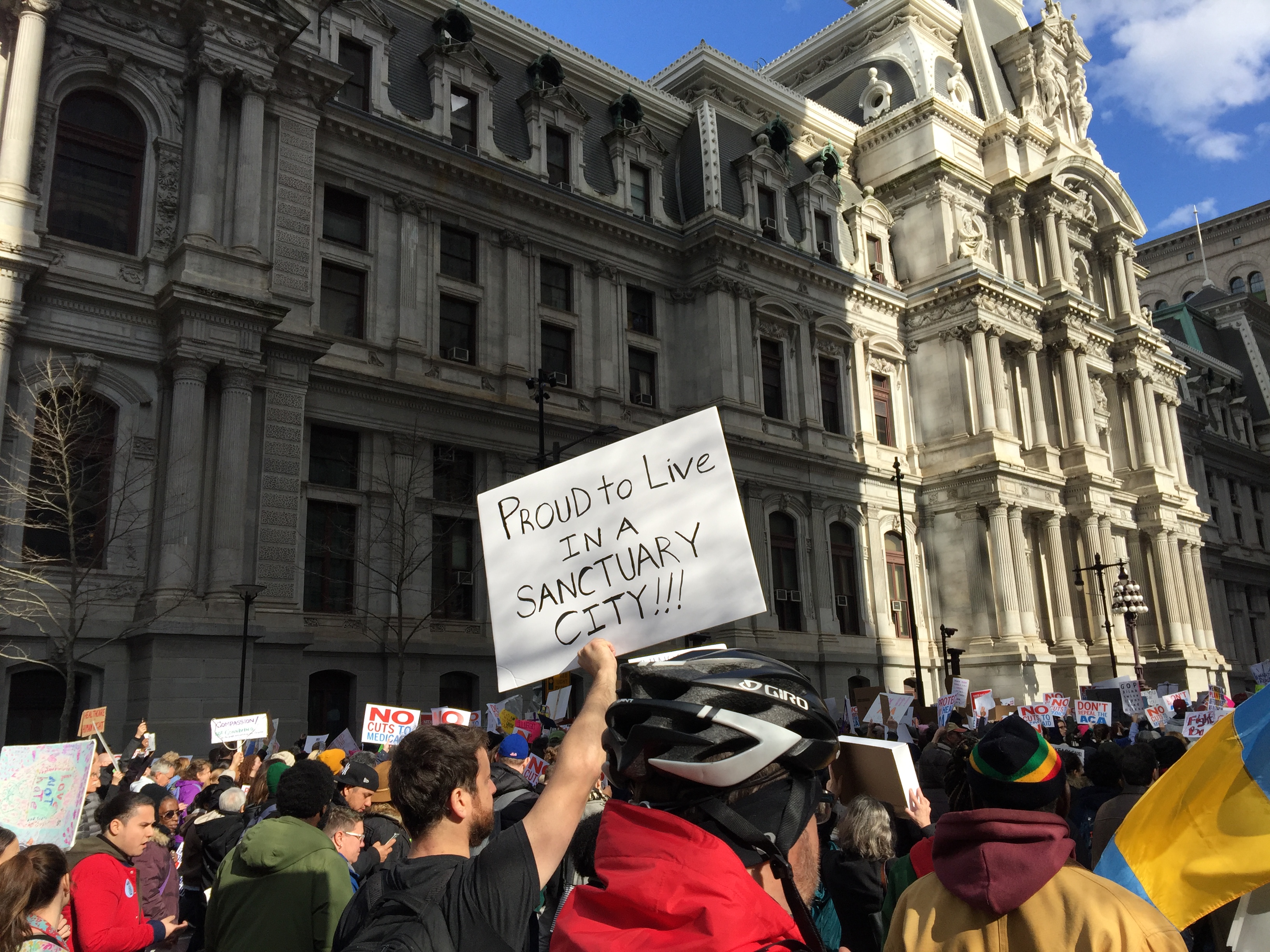 Miles se tomaron las calles de Filadelfia para protestar contra políticas de Trump. 