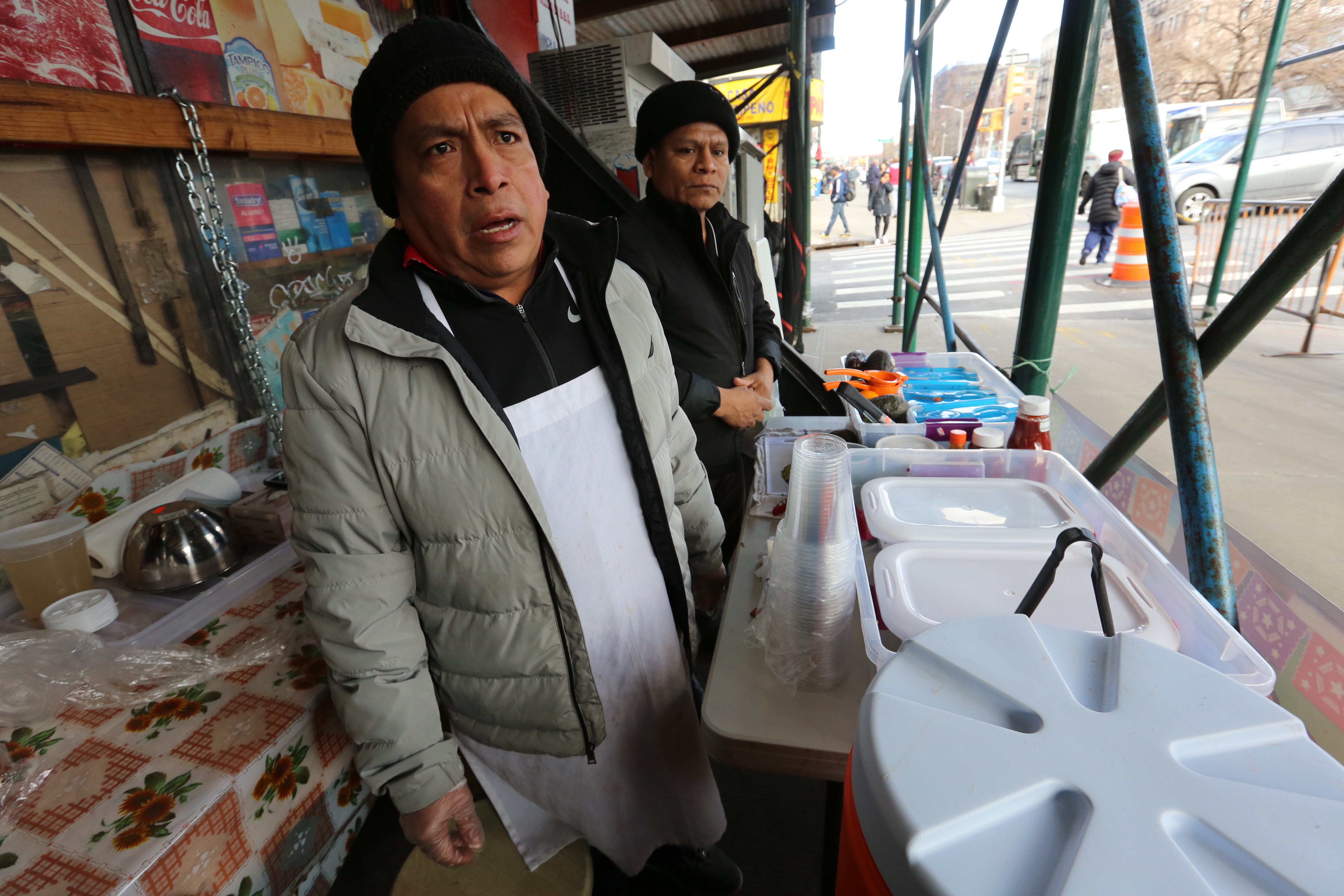 GK Food deli trabajador Francisco Gonzalez vendiendo un ceviche en Broadway y la calle Oeste 138 en Harlem. Las bodegas latinas no cerraron pero apoyan la protesta.