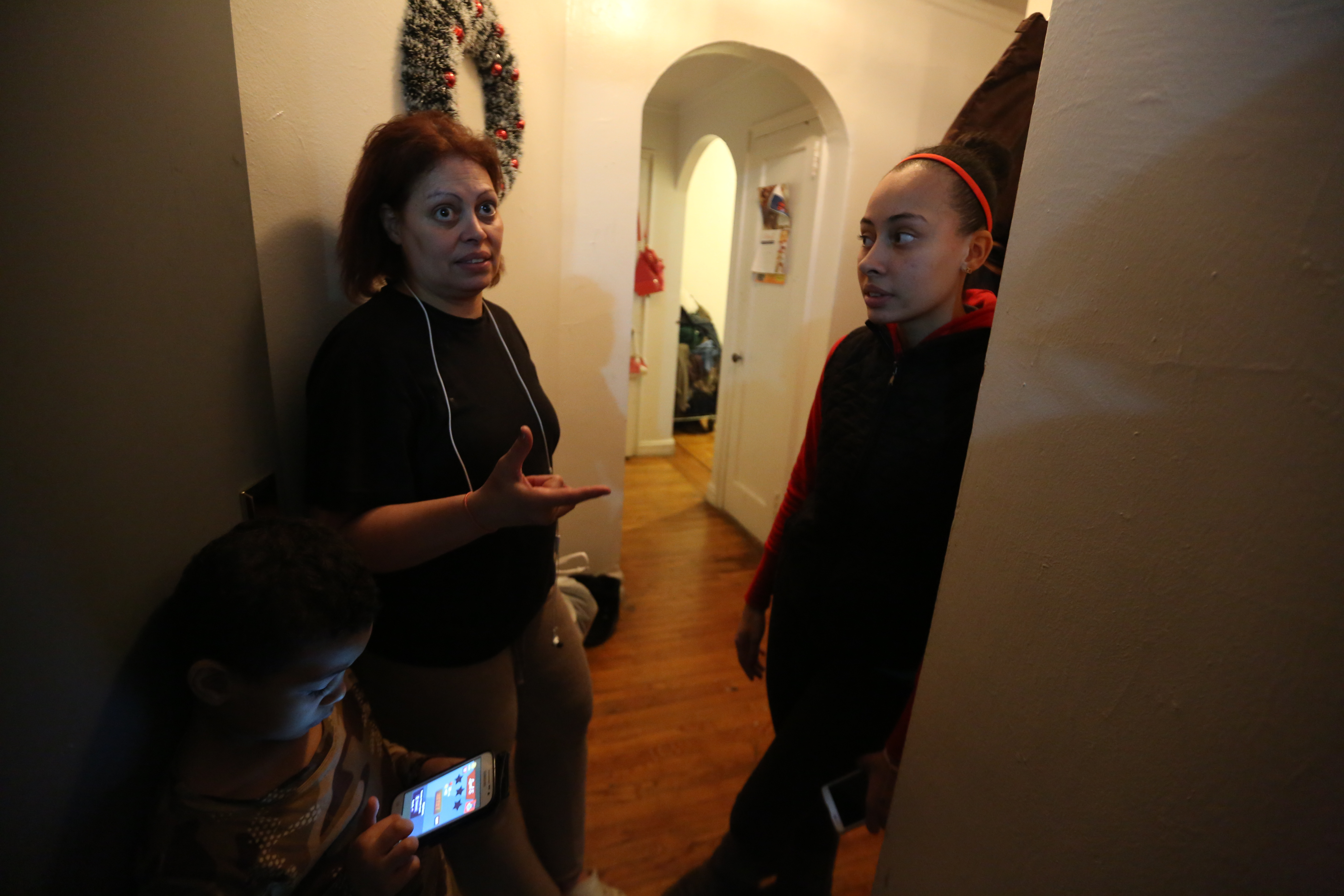 Madeline Legrand con su hija, Jessica viven la primera planta del 750 de Grand Concourse. Edificio localizado en el 750 de Grand Concourse en el Bronx, donde Braulio Balbuena contrajo leptospirosis.