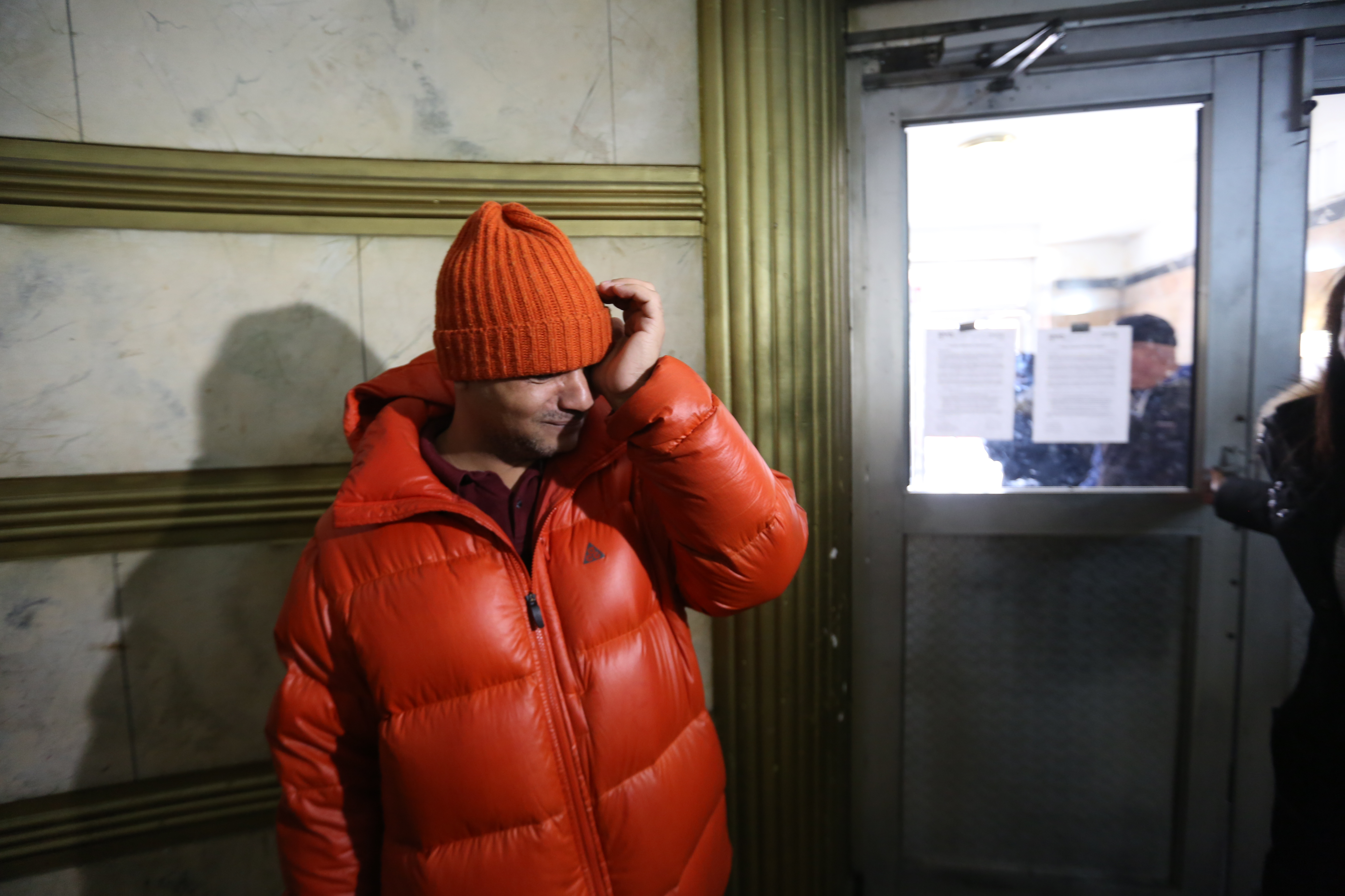 Fernando Balbuena, hermano de Braulio en el lobby del edificio. Edificio localizado en el 750 de la Grand Concourse en el Bronx, donde Braulio Balbuena contrajo leptospirosis.