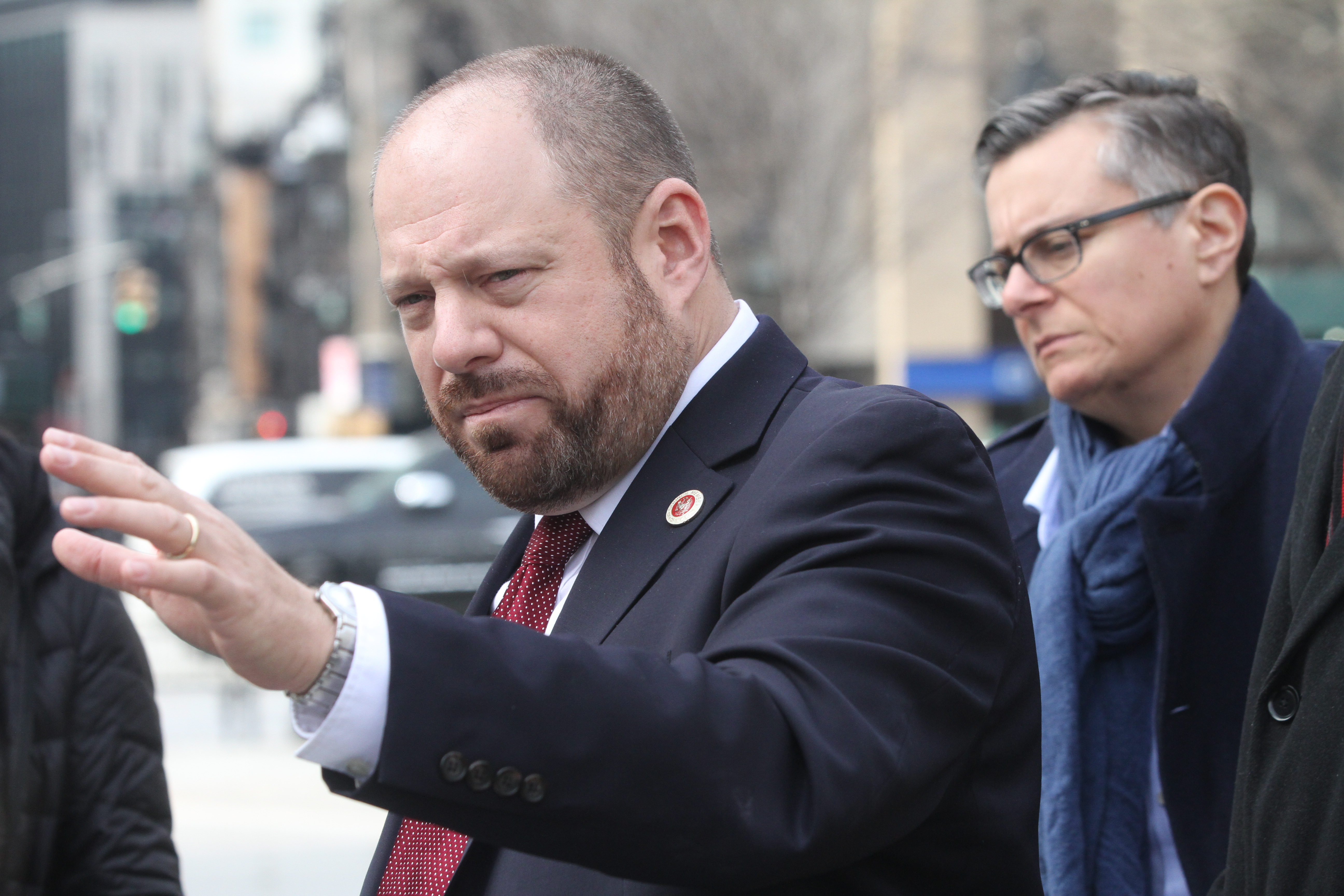 Concejal Rory Lancman y abogados de Legal Aid Society Tina Loungo y Stan German en una conferencia para pedirle al Alcalde de Blasio debe proteger inmigrantes que viven en NYC de deportaciones.