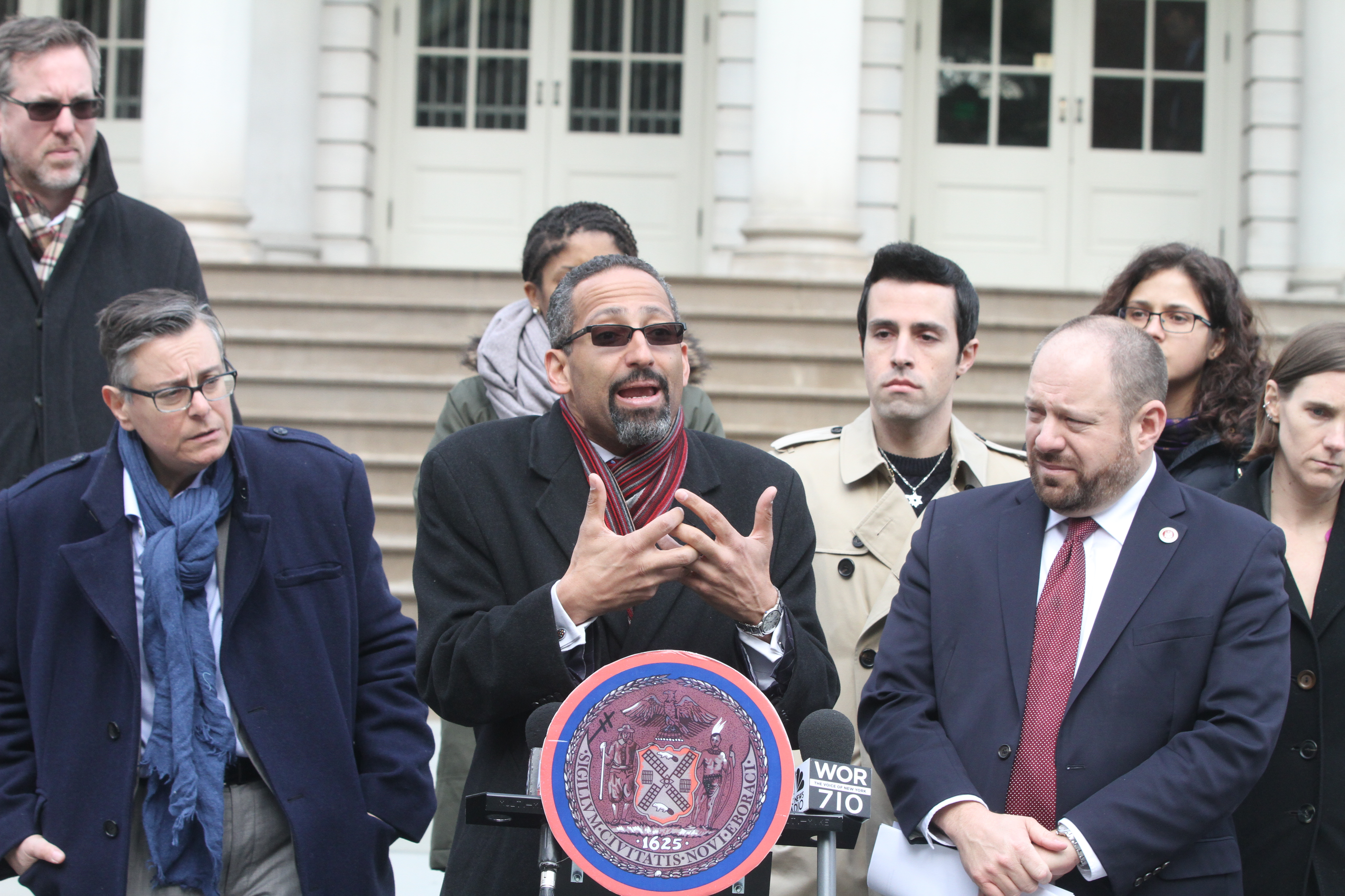 Abogado Stan German. Concejal Rory Lancman y abogados de Legal Aid Society Tina Loungo y Stan German en una conferencia para pedirle al Alcalde de Blasio debe proteger inmigrantes que viven en NYC de deportaciones.