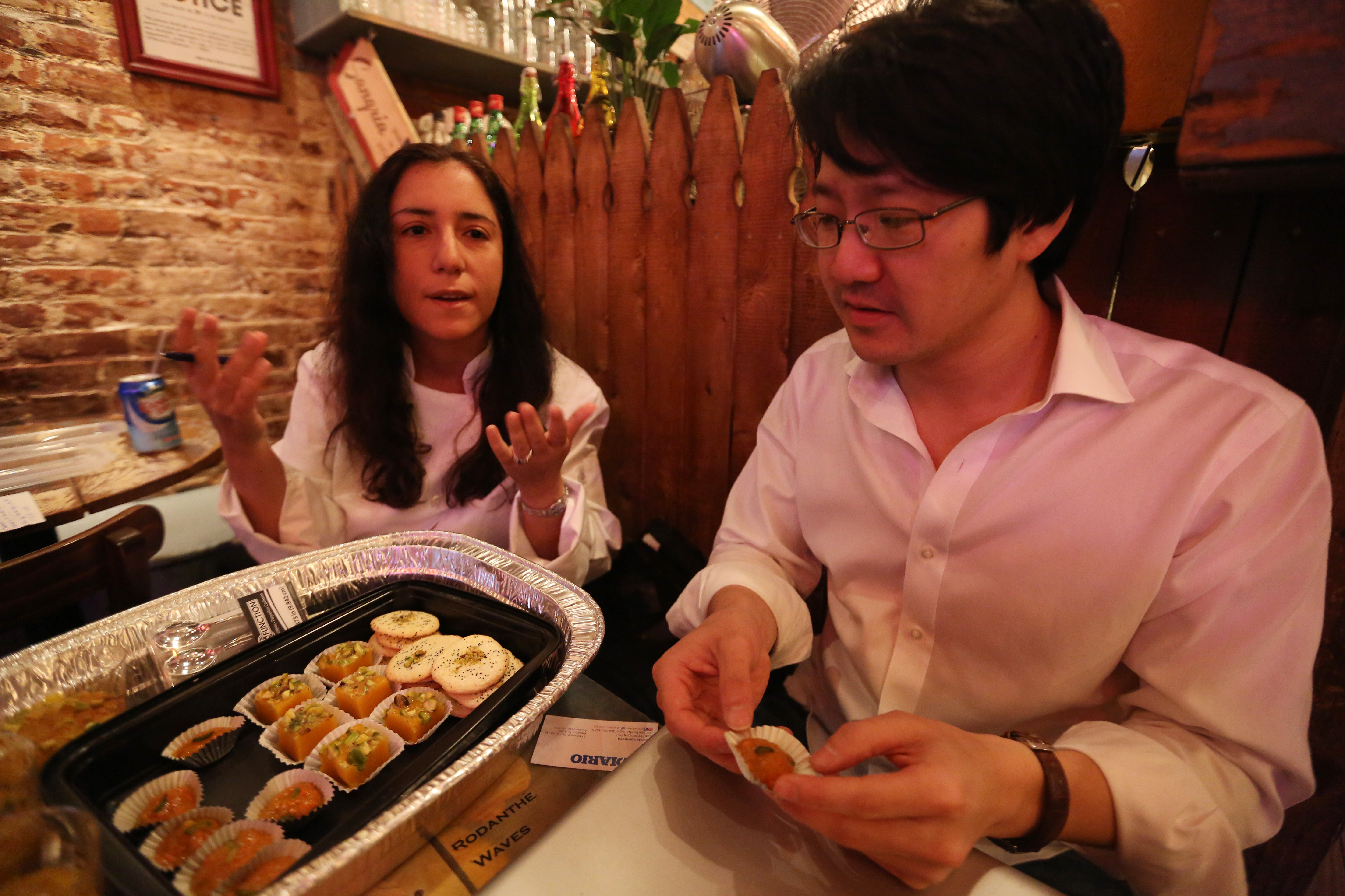El creador de Queens Night Market John Wang se encuentra con la chef Zhare Lee en Manhattan.