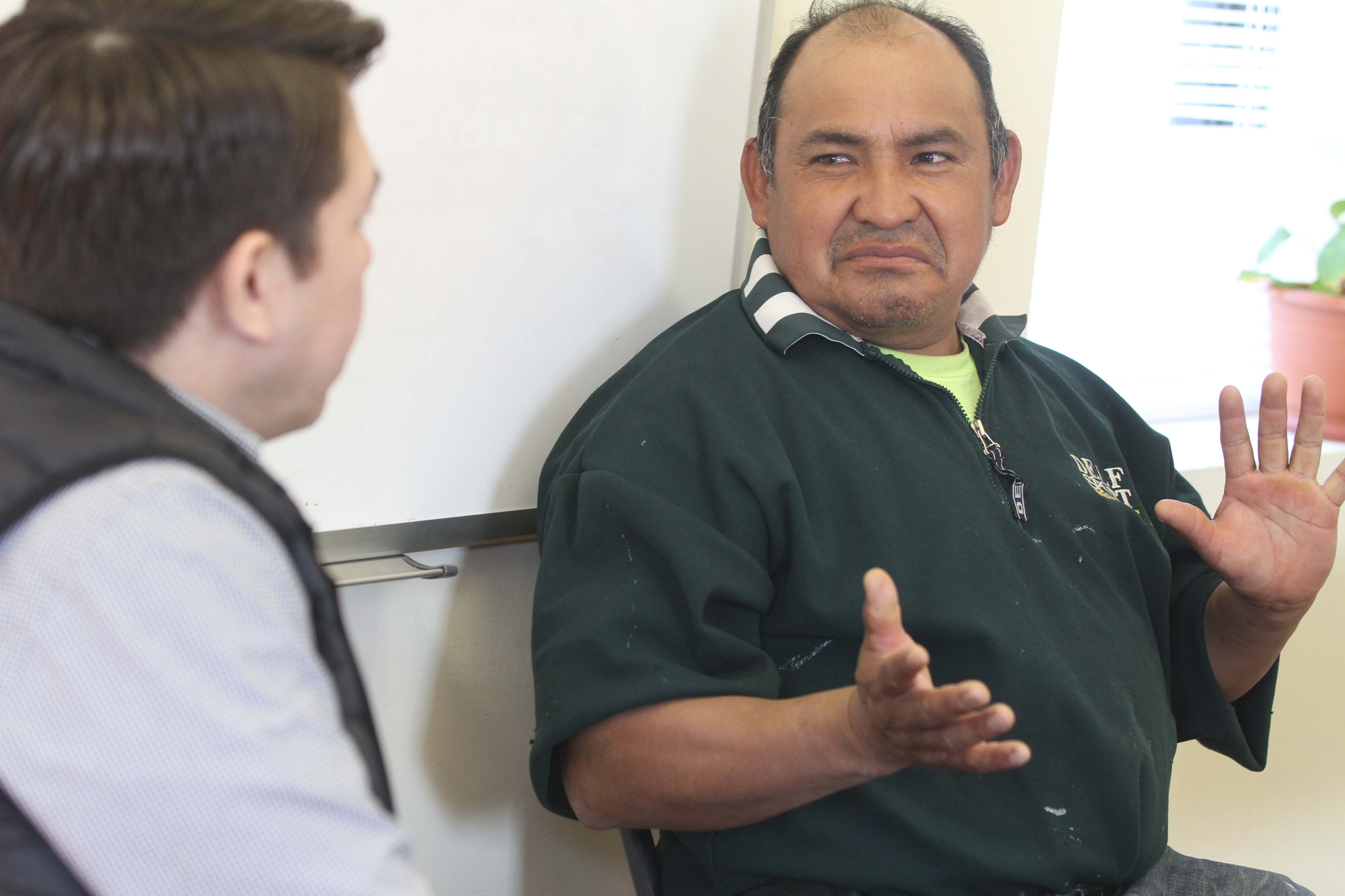 Trabajador de la construccion Matias Sossallas con Gonzalo Mercado, de La Colmena en Staten Island. Como los inmigrantes hispanos viven en Staten Island, luego de las medidas anti-inmigrantes del Presidente de los EEUU.