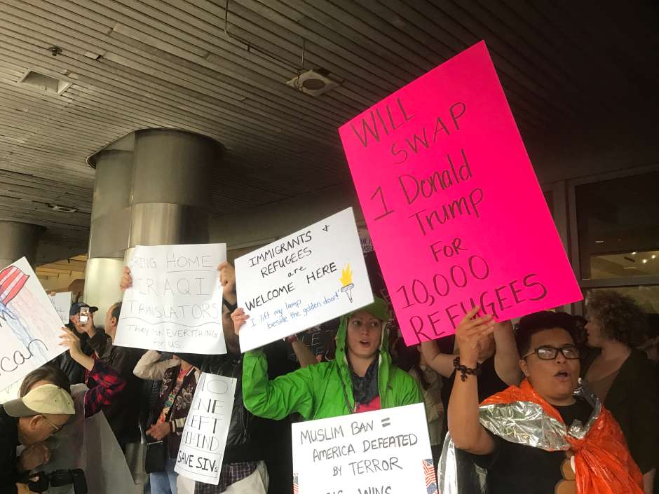 Centenares protestan en aeropuertos de Florida contra el veto temporal decretado por Trump.