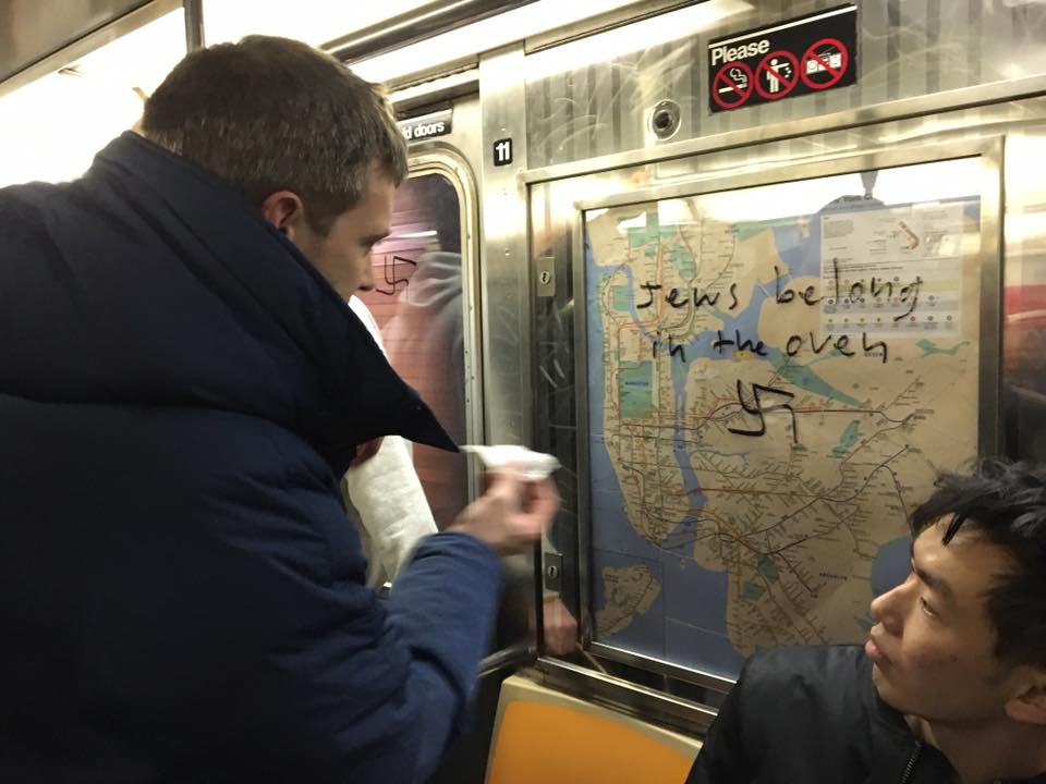 Esvásticas y mensajes contra judíos en metro de NYC.