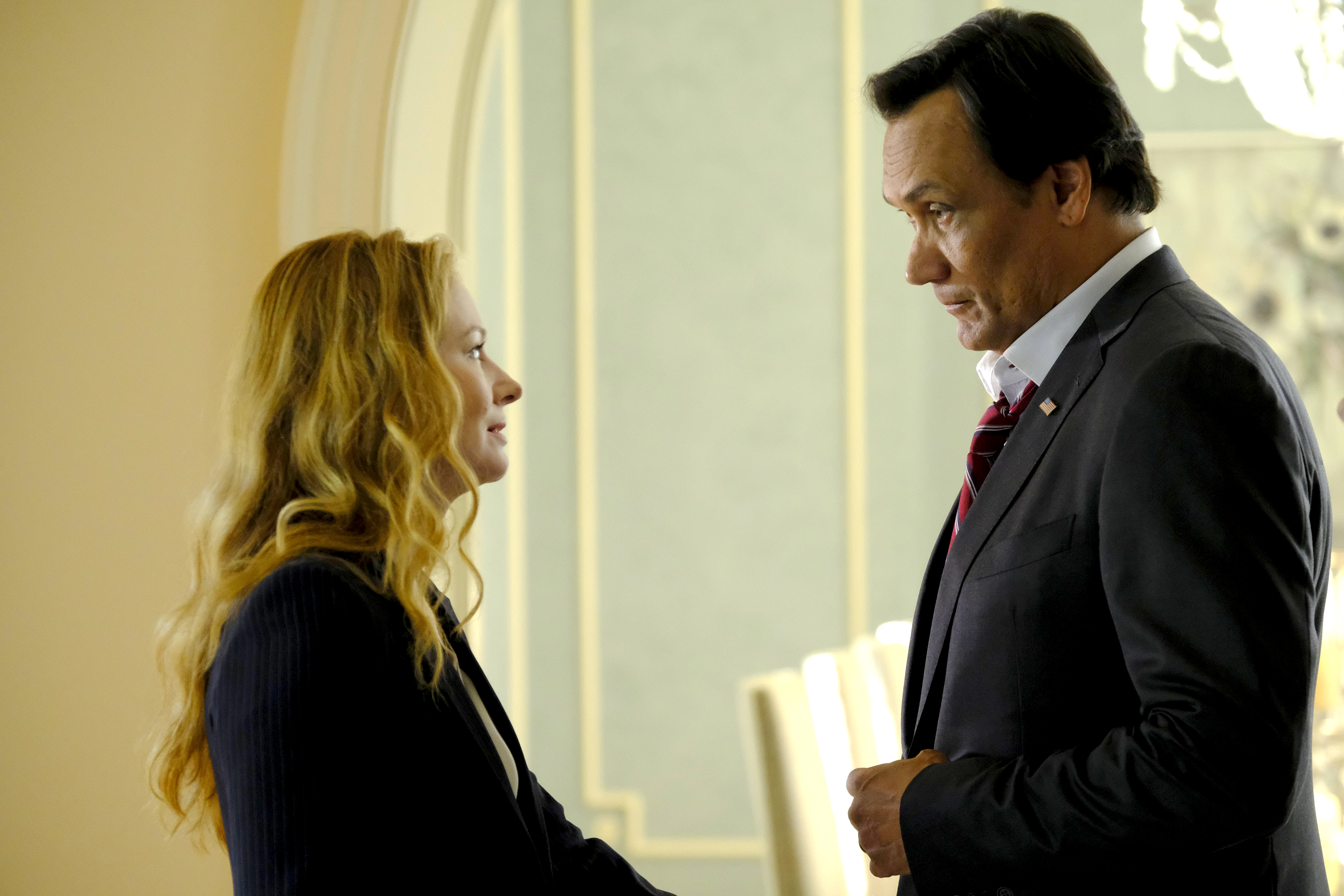 Miranda Otto y Jimmy Smits en una escena de "24: Legacy".