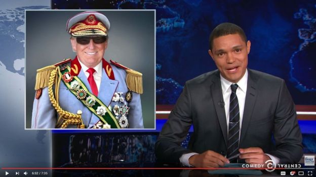 El comediante sudafricano Trevor Noah conduciendo un monólogo en "The daily show" en el que comparaba al entonces candidato a la presidencia de EE.UU. con distintos presidentes africanos.