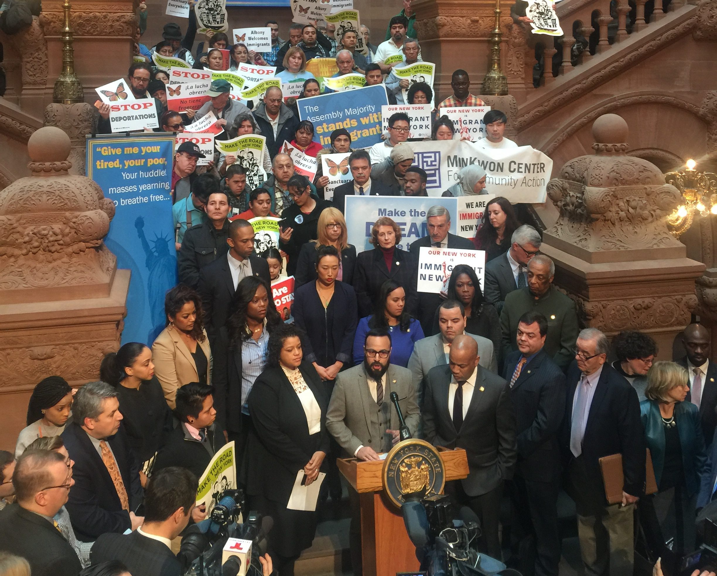 El presidente de esta cámara Carl Heastie en el podio, acompaño al legislador Francisco Moya. Ana Nieto.
