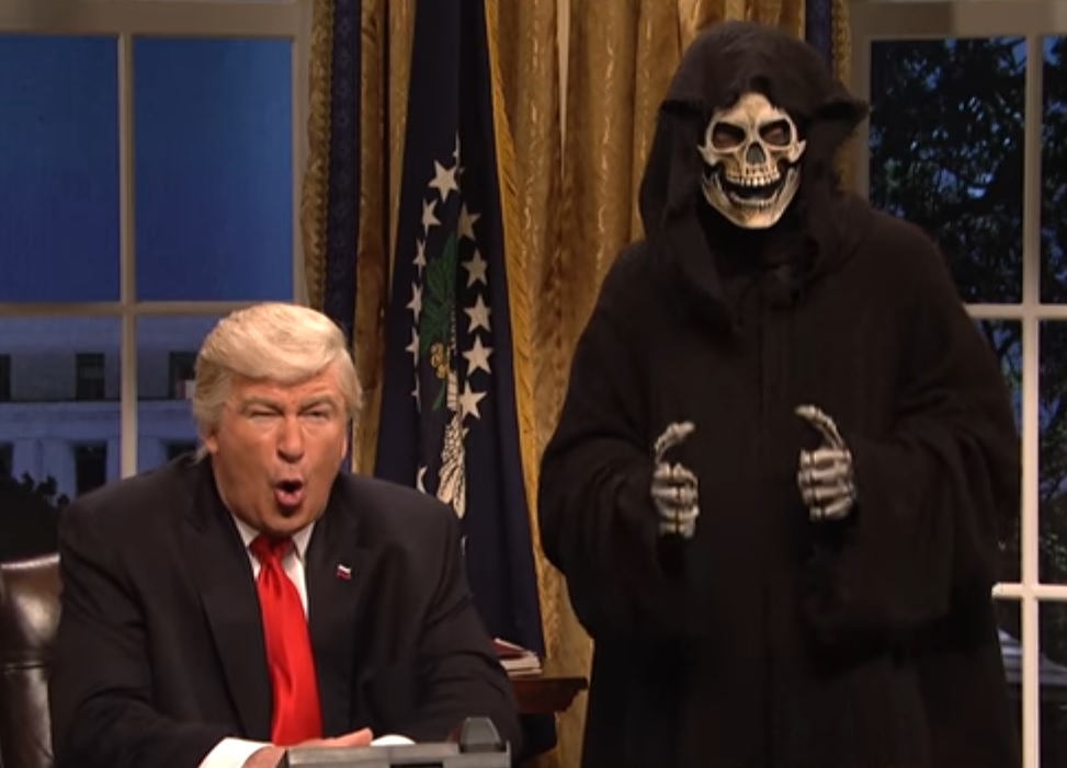 Steve Bannon es representado como "La Muerte" en Saturday Night Live.