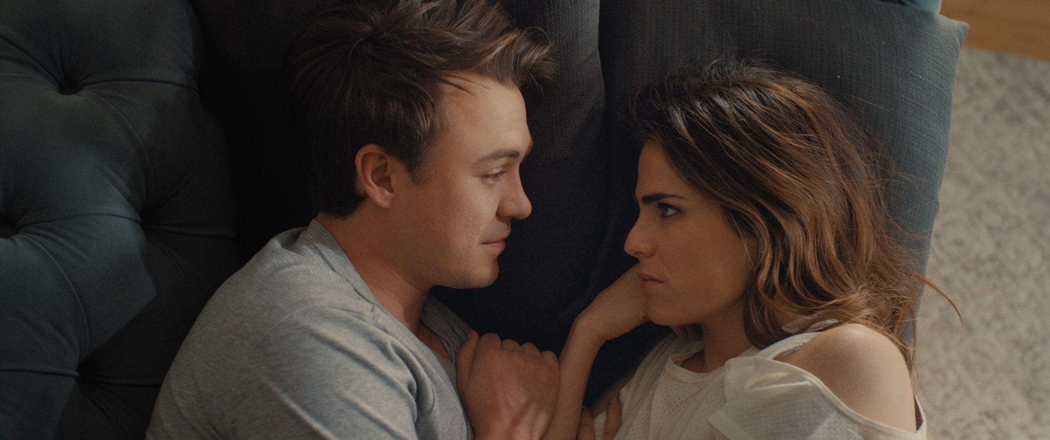 Ben O'Toole y Karla Souza en Karla Souza en una escena de "Everybody Loves Somebody".