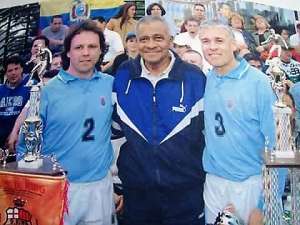En un partido homenaje a Alberto Spencer (centro), gloria de Peñarol y de Ecuador. A la derecha, Daniel Correa y Marcos Aguiar, en el lado izquierdo. /CORTESÍA