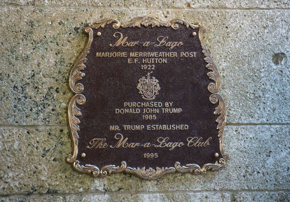 Placa en Mar-a-Lago con los nombres de los dos proprietarios. La heredera del imperio de cereales Post quería que Mar-a-Lago fuera la residencia de descanso de los presidentes, un deseo que se cumplió de forma inesperada. (DON EMMERT/AFP/Getty Images)