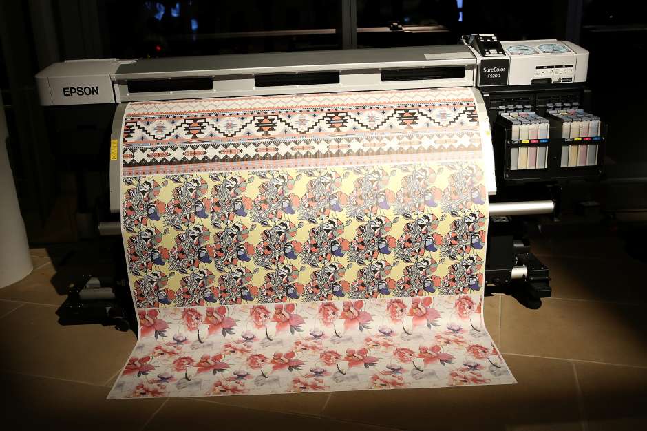 La impresora textil digital Monna Lisa de Epson, durante la presentación del proyecto en la NYFW en el edificio IAC de Manhattan. (Monica Schipper/Getty Images)