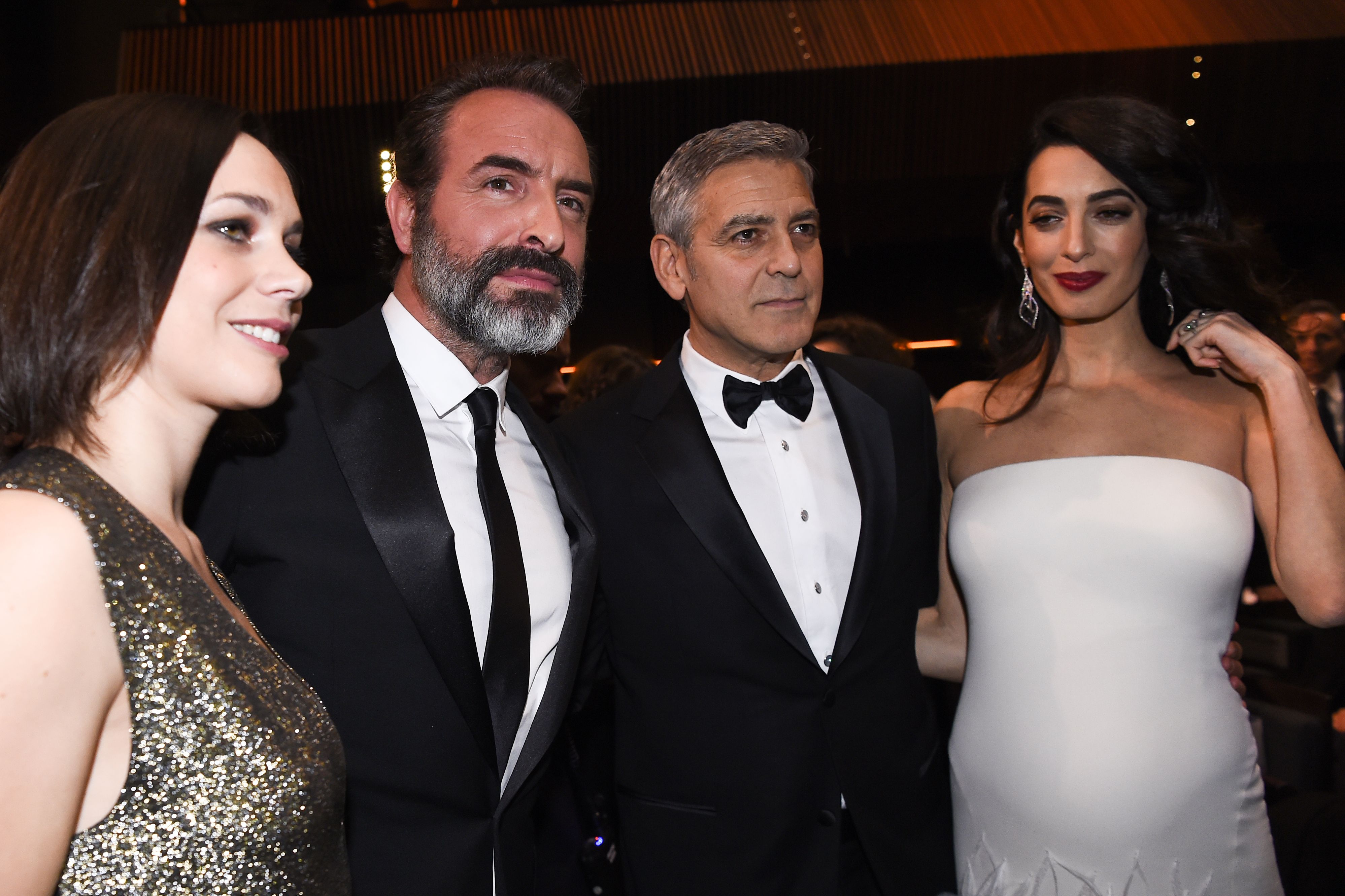 El actor no se soltó del brazo de Amal ni por un segundo.