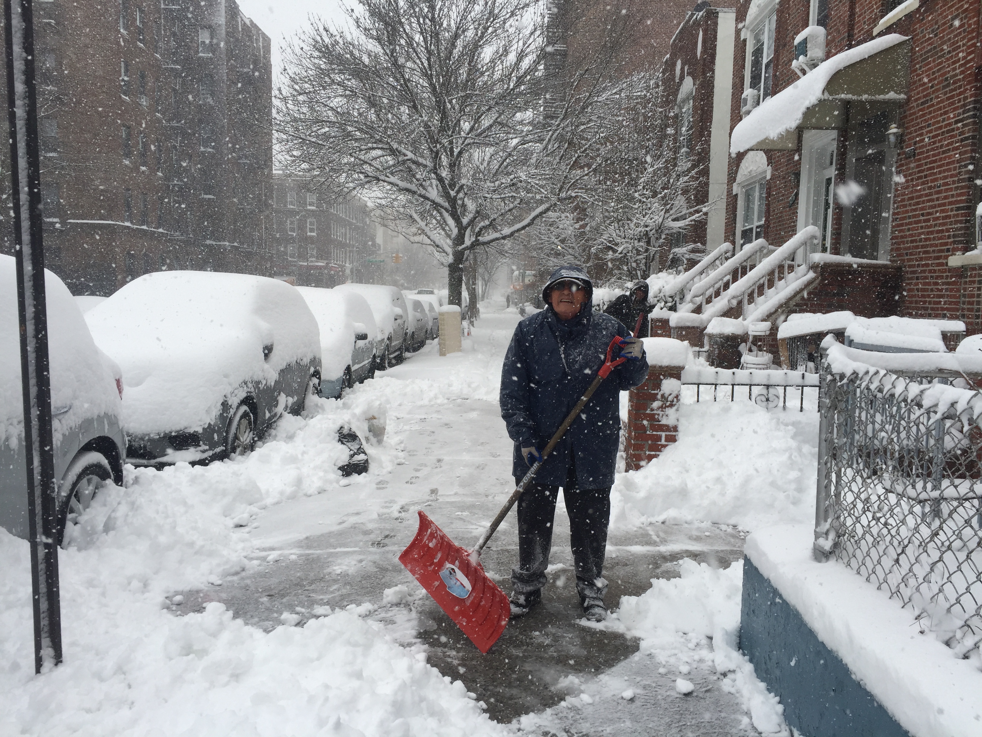 Los neoyorquinos amanecieron este jueves listos a palear varias pulgadas de nieve
