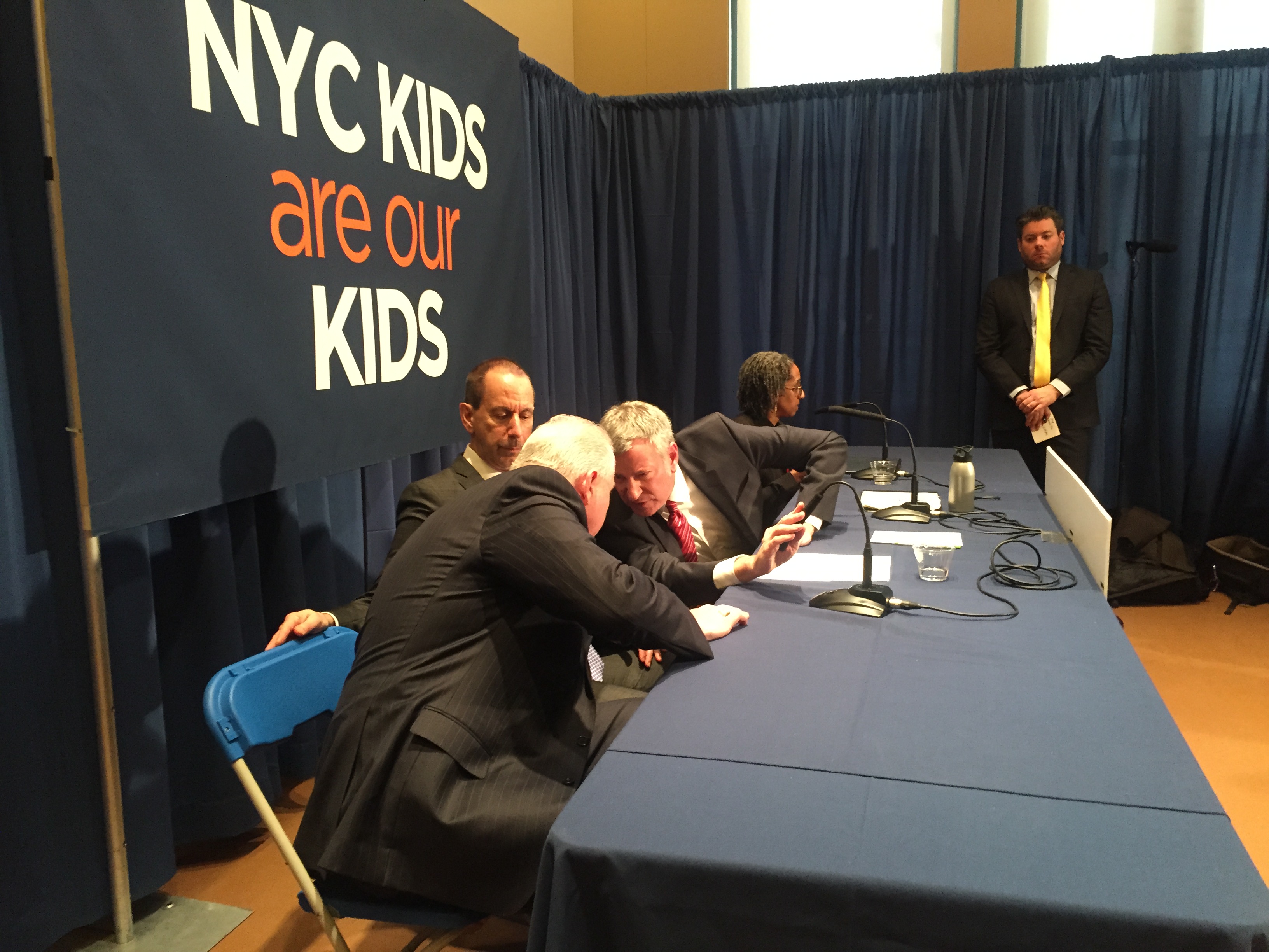 El jefe de Detectives de la NYPD, Robert Boyce, habla con el alcalde de Blasio junto a David Hansell, nuevo comisionado de ACS