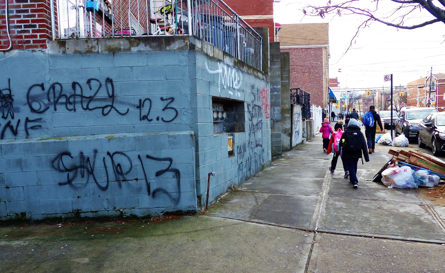 En las calles de Corona es fácil encontrar grafitis de los sureños. 