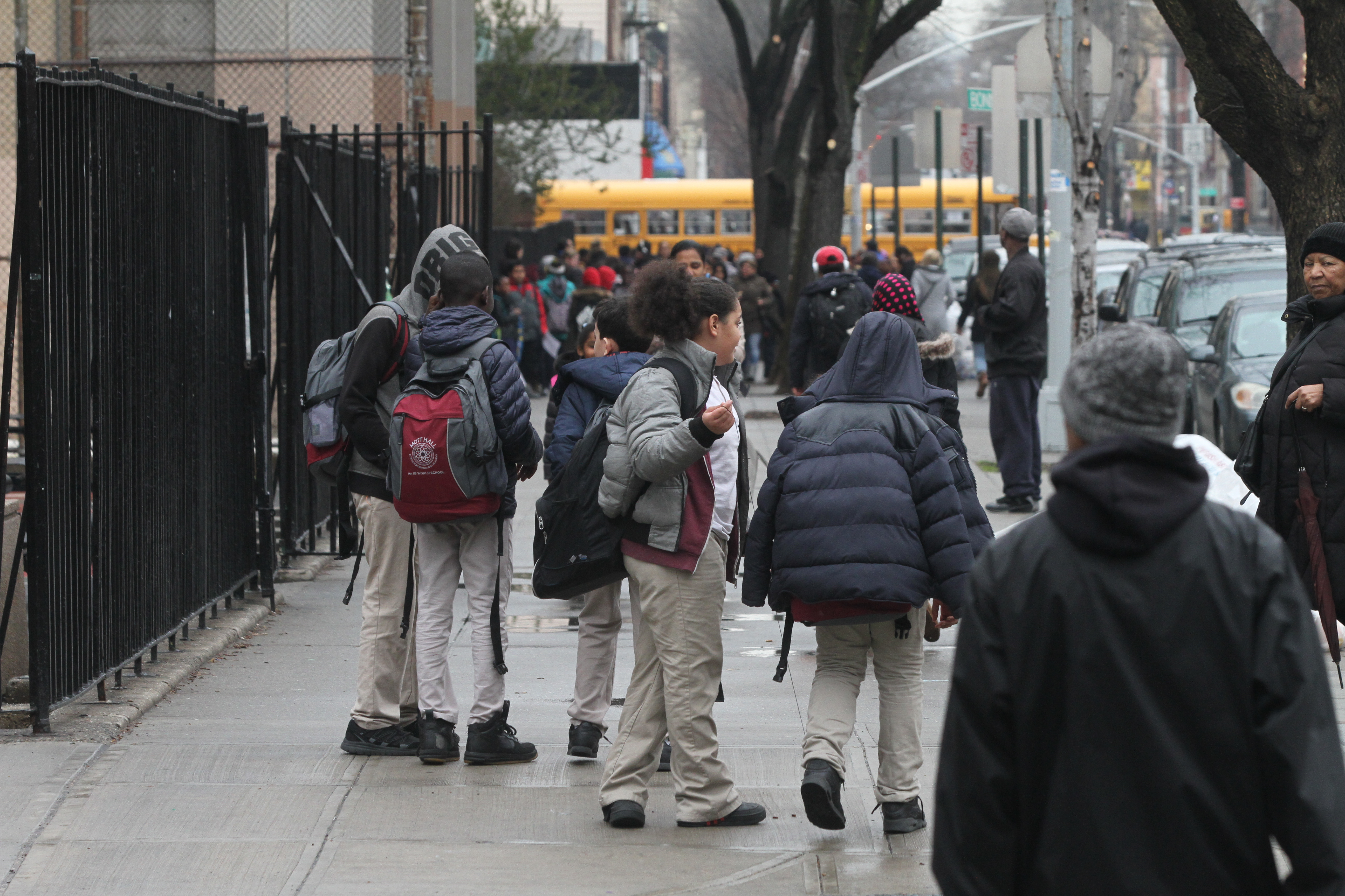 Padres opinan sobre las escuelas de El Bronx.