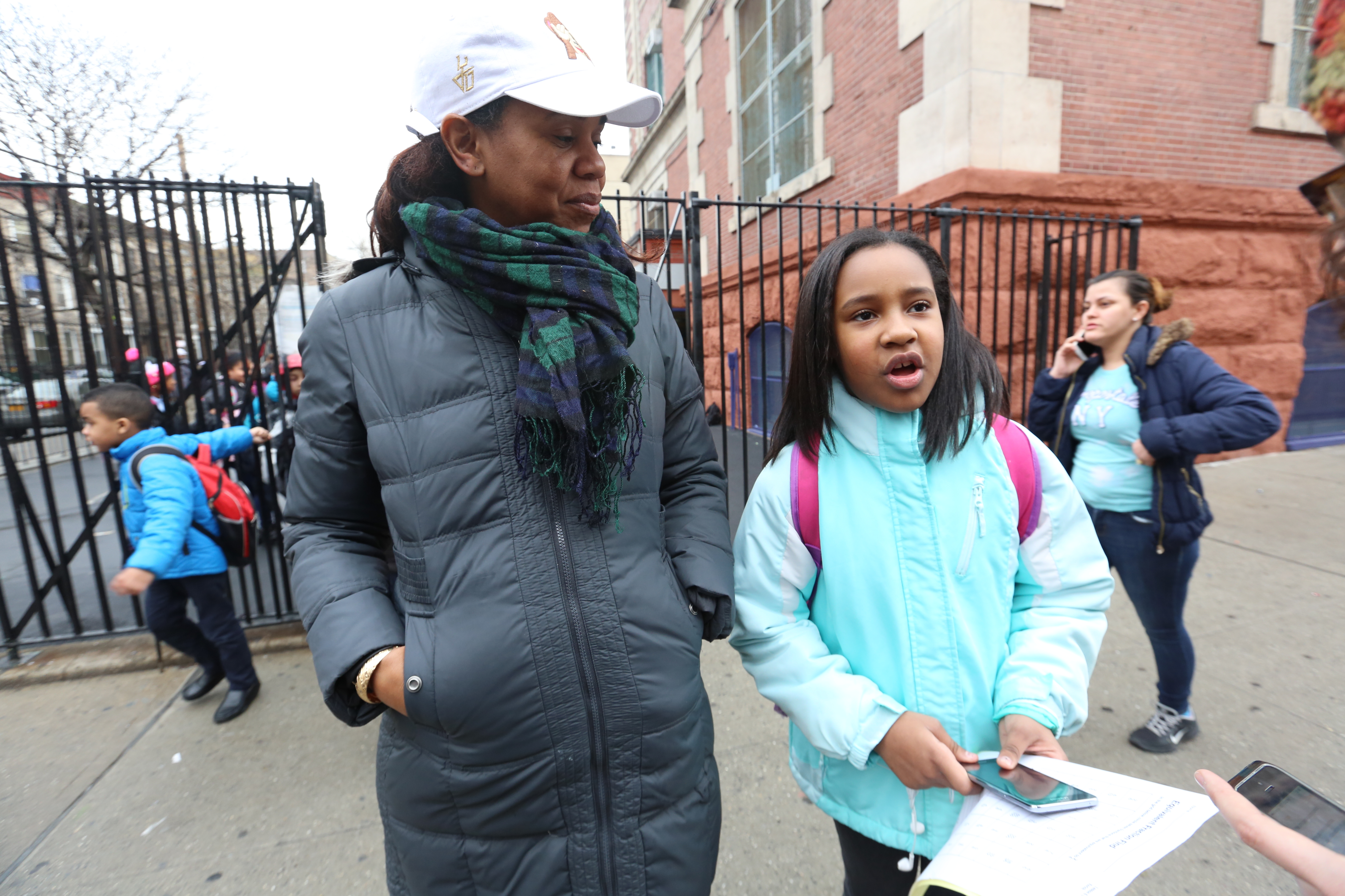 Mary Cruz con su hija, Marileini Tejada. Padres opinan sobre las escuelas de El Bronx.