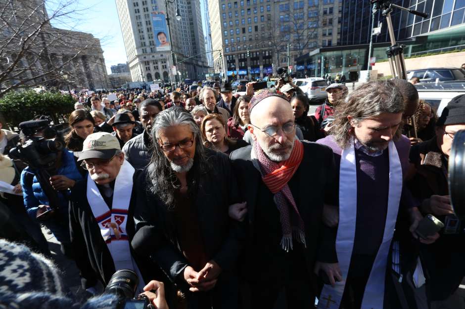 Ravi Rajbir en el rally para la Solidaridad en contra a la deportacion de inmigrantes en frente del 26 de Federal Plaza, Manhattan.