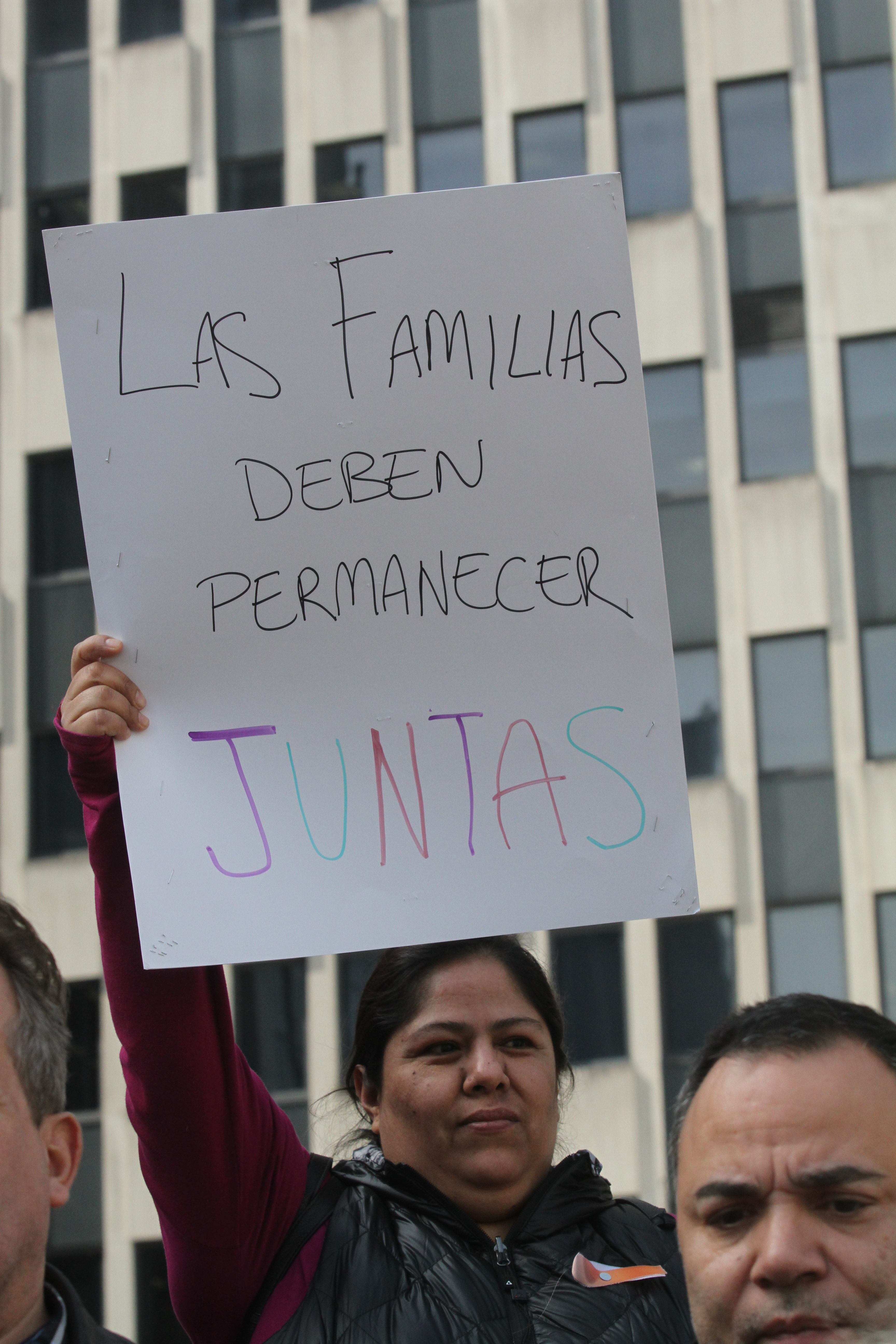 Yaharia Burgos, una portera pide que ICE libere a su marido, Juan Vivares.