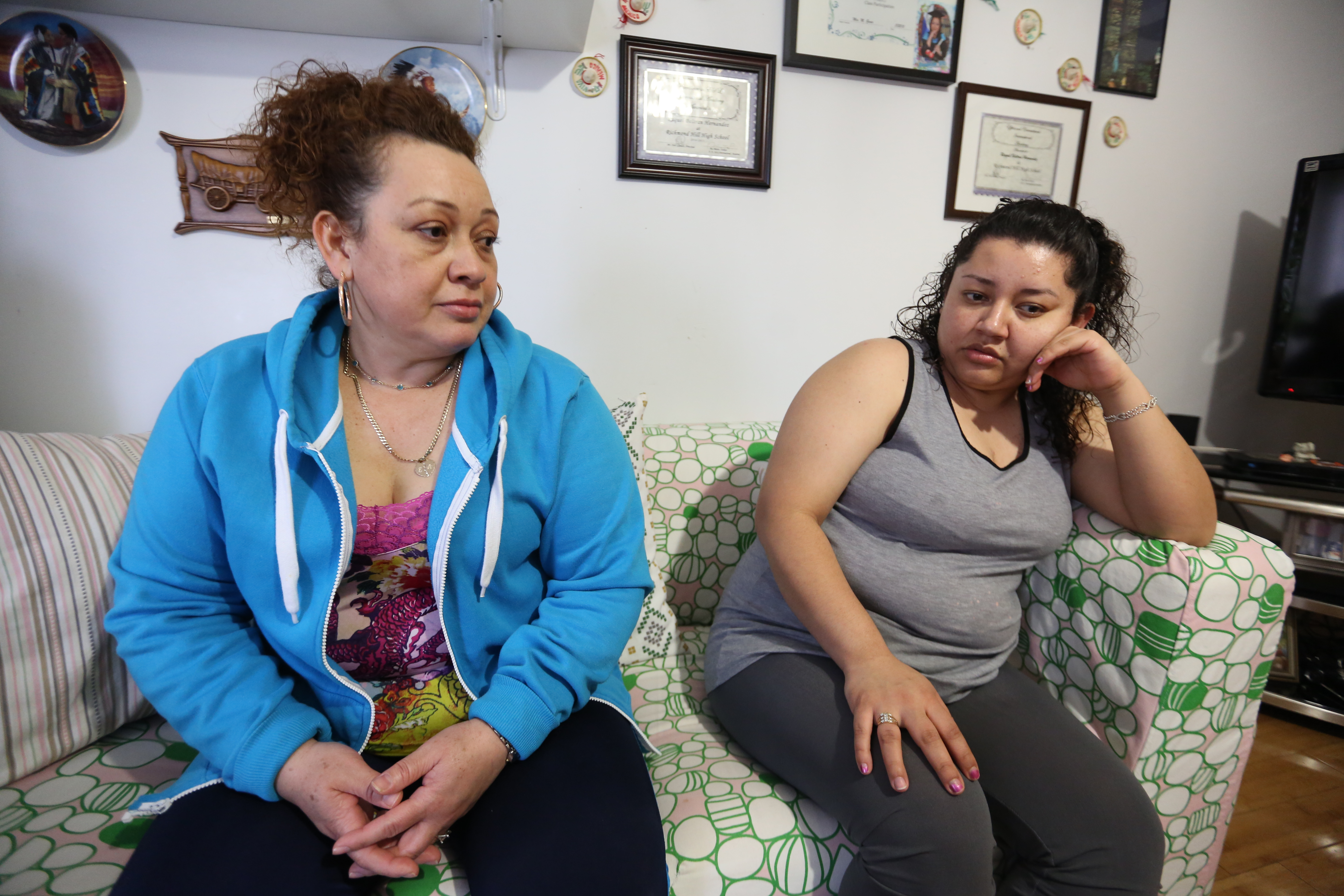 Sara Beltran habla con su mama, Esmeralda Hernandez. Salvadoreña con tumor en la cabeza Sara Beltan,26 años, salio de la carcel de inmigracion hace un mes y se reunion con su familia en Queens.