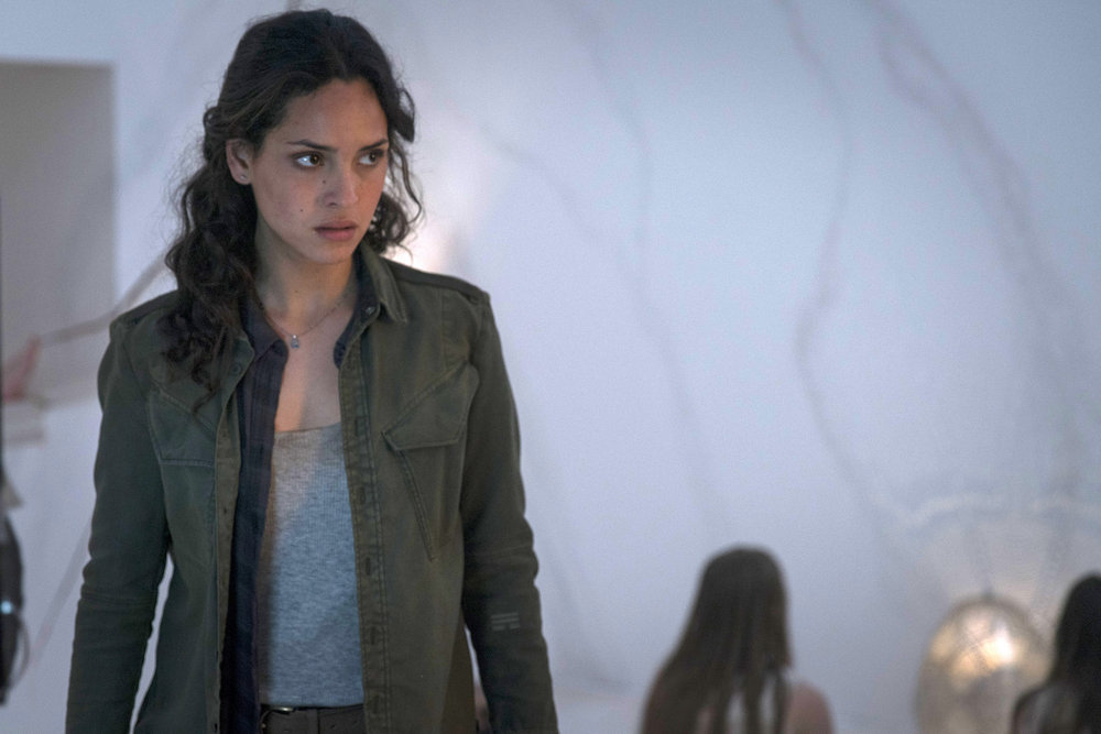 Adria Arjona en "Emerald City".