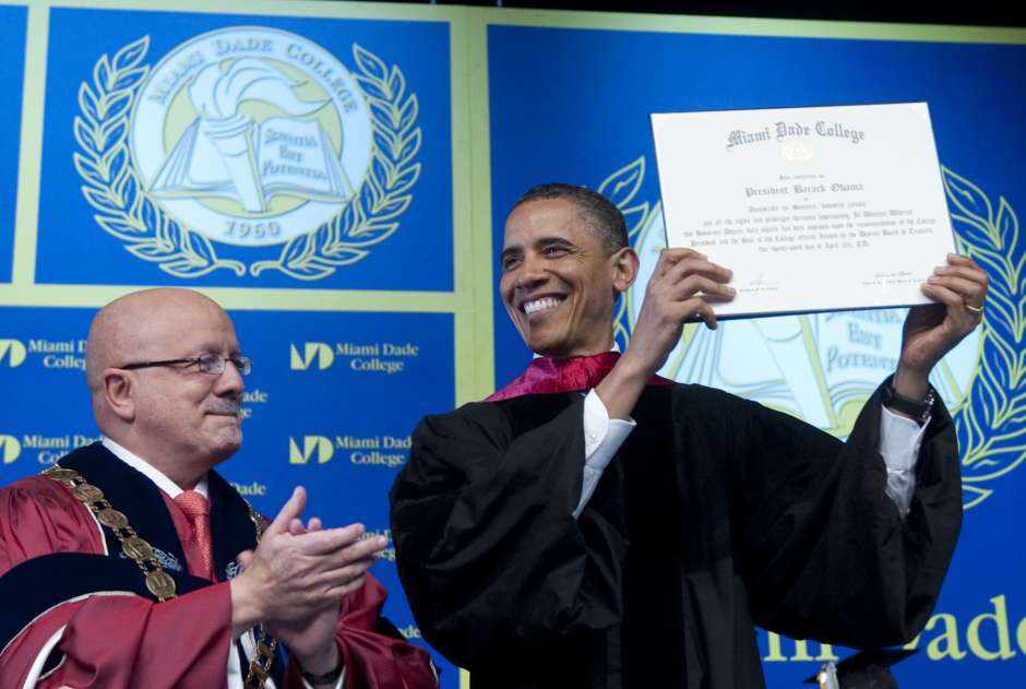 El presidente Barack Obama recibe una licenciatura honorifica del Miami Dade College, de manos de su director, el Dr. Eduardo Padrón , después ser el orador invitado de la graduación de su clase de 2011. (Saul Loeb/AFP/Getty Images)