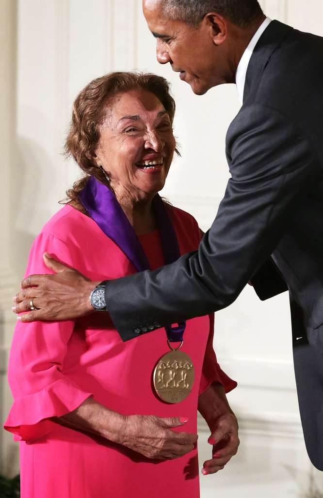 Miriam Colon recibiendo la Medalla de las Artes de mano del presidente Obama en el Salón Este de la Casa Blanca. el 10 de septiembre de 2015. (Alex Wong/Getty Images)