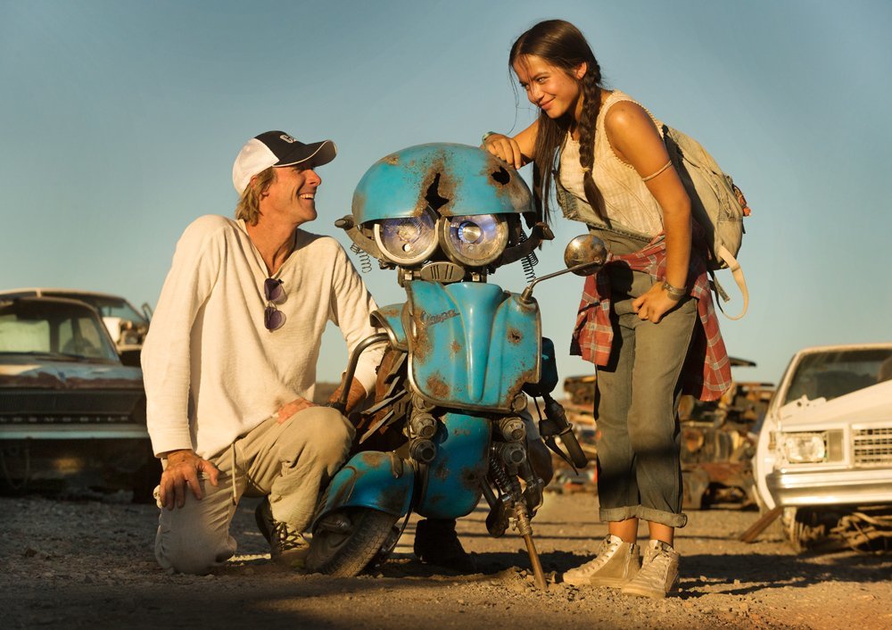 Michael Bay e Isabela Moner durante el rodaje de "Transformers: The Last Knight".