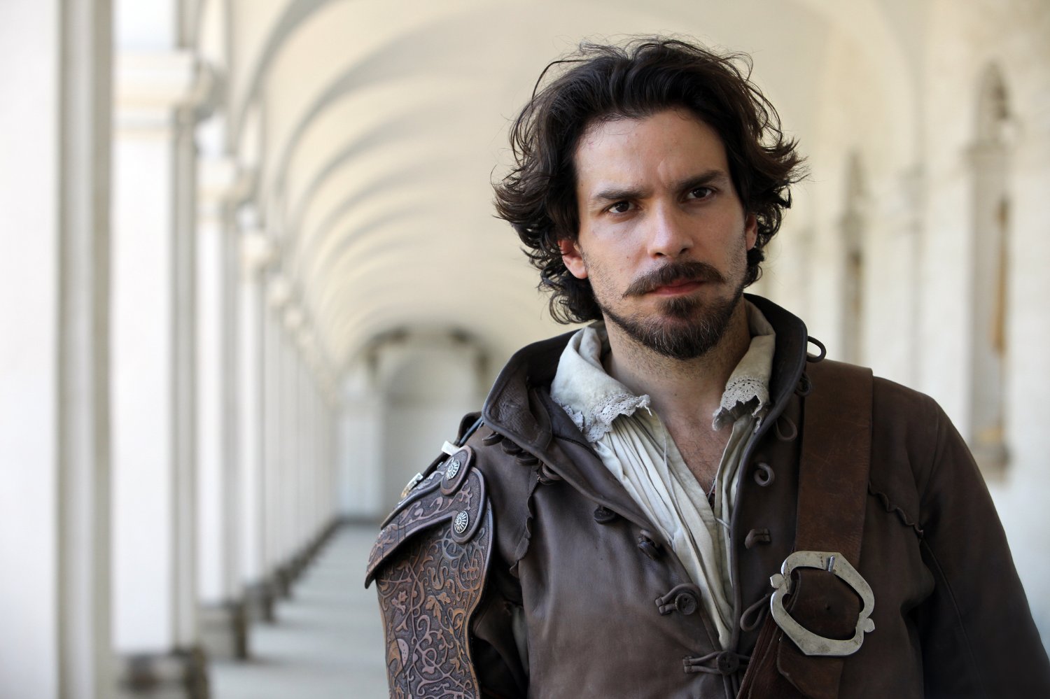 Santiago Cabrera en "The Musketeers".