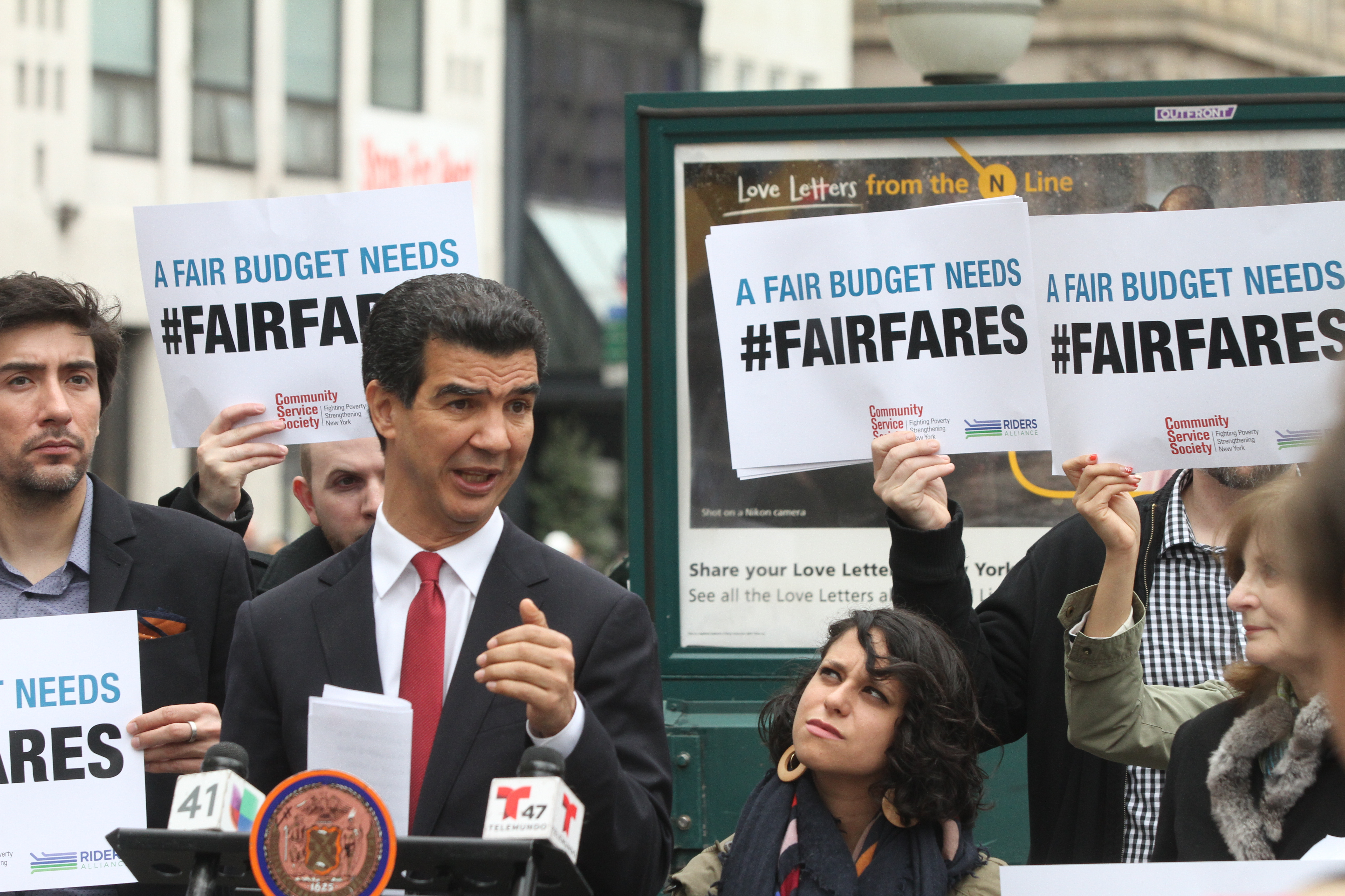 Propuesta del Concejal Ydanis Rodriguez para que la gente de bajos recursos puedan compar una metrocard a la mitad.