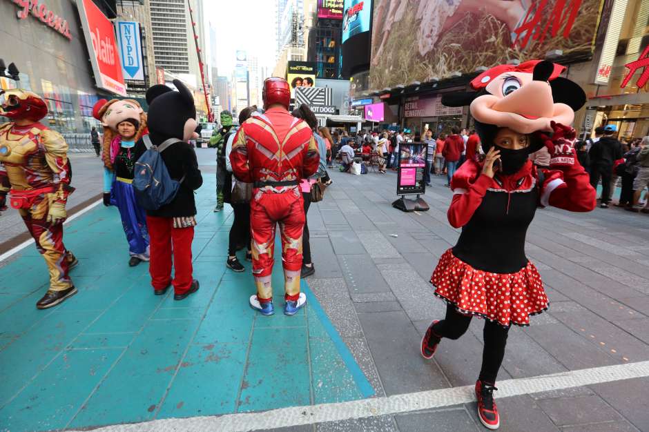 Muñecos en Times Square sienten el impacto de los bajos ingresos.