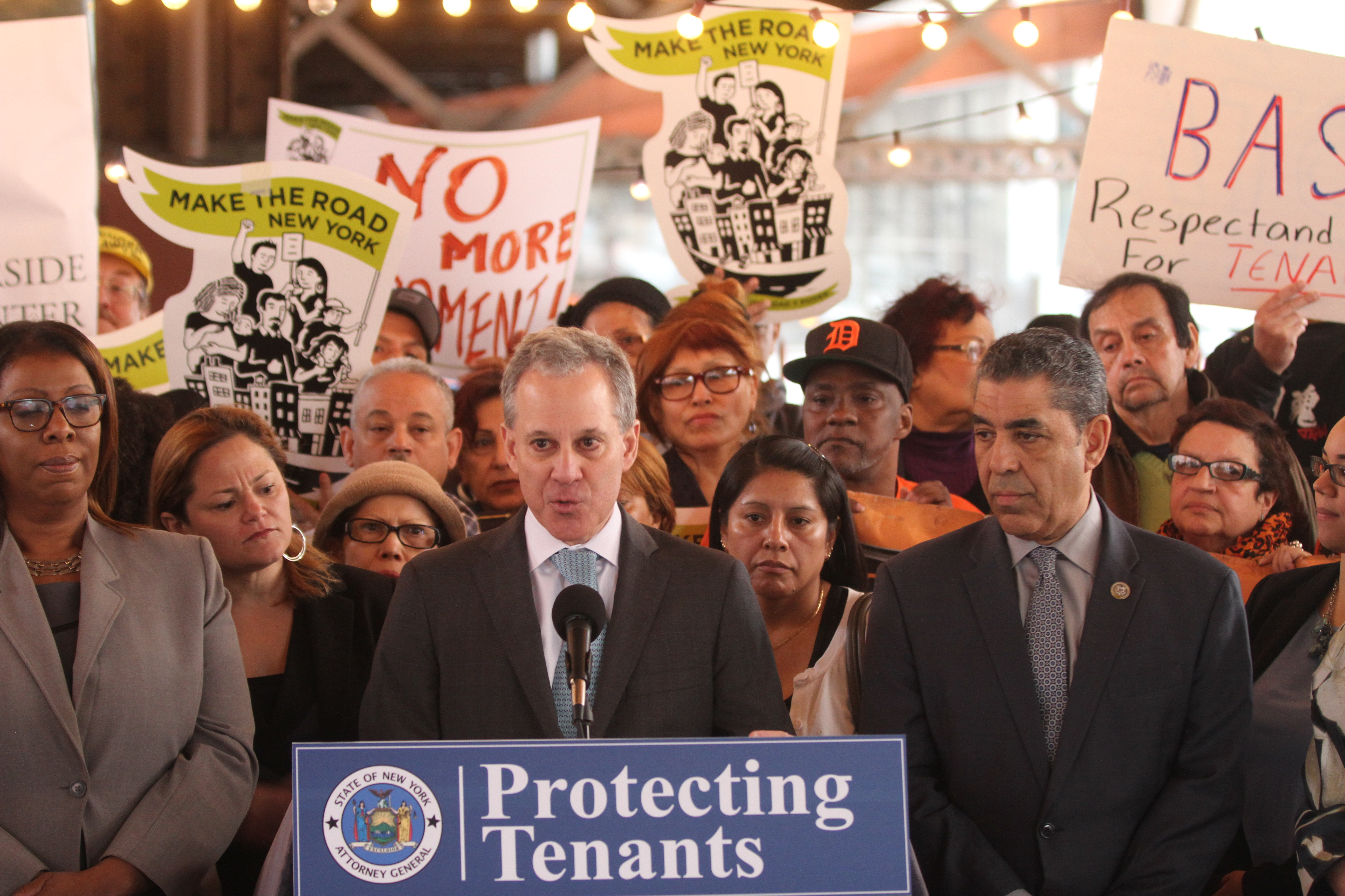 Fiscal General Eric Schneiderman con la presidenta del Concejo Melissa Mark-Viverito el anuncio de una guia para ayudar a los inquilinos de acoso por parte de los caseros sin importar el estatus migratorio.