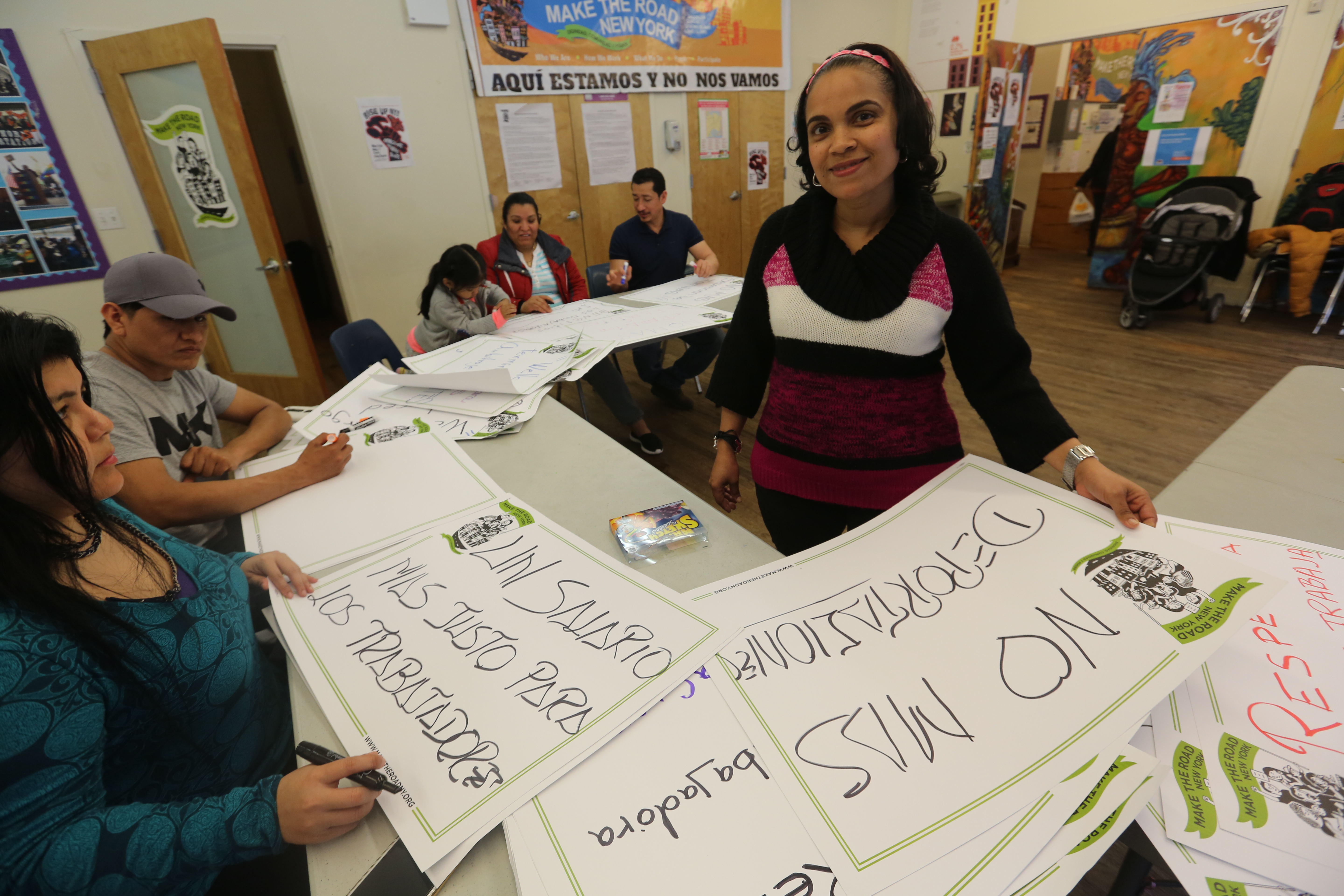 Organizadora Modesta Toribio y miembros de Make The Road, se preparan para el rally del Dia del Trabajador, el 1ro. de Mayo.