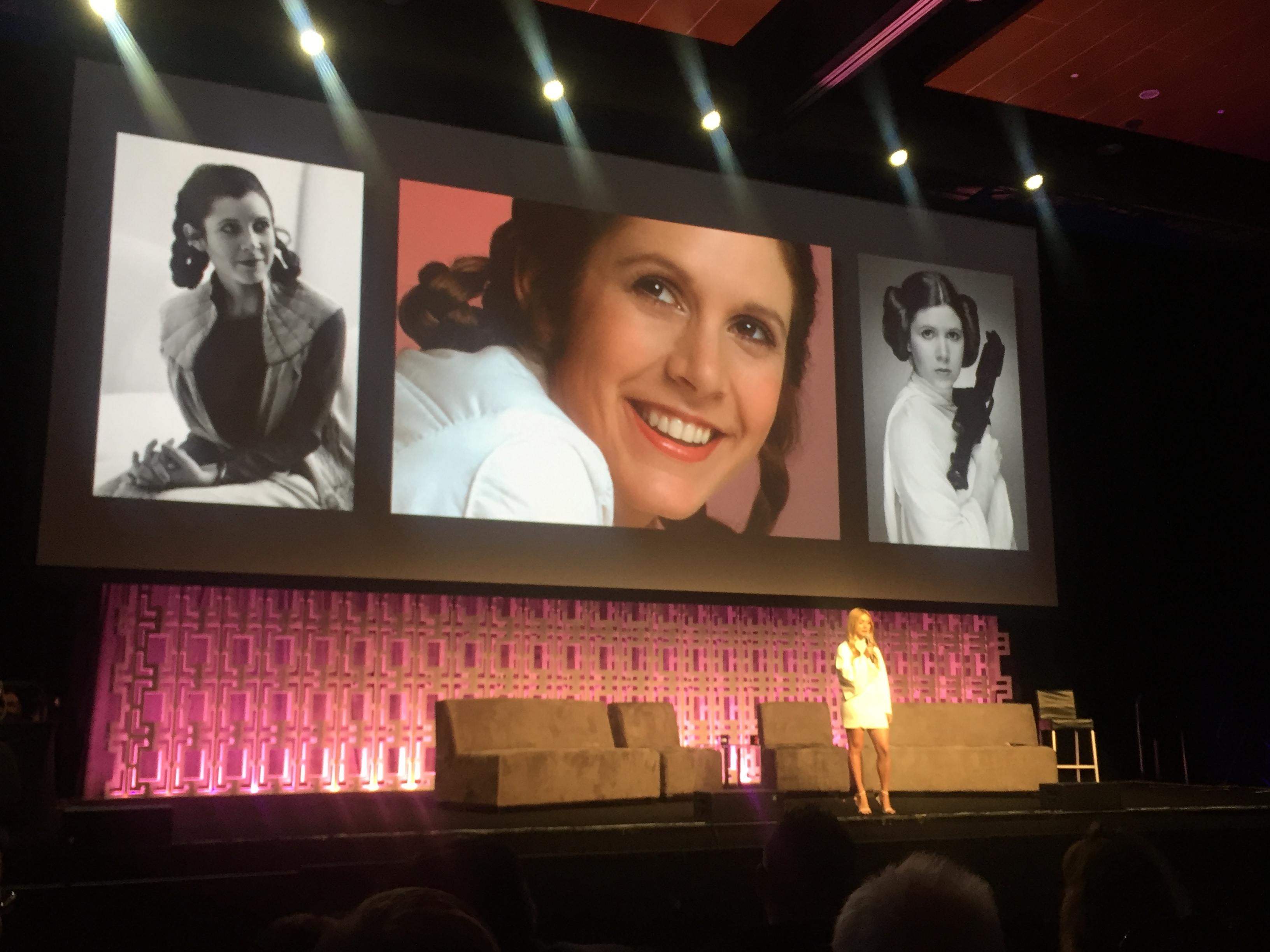 Billie Lourd recordó a su madre Carrie Fisher.