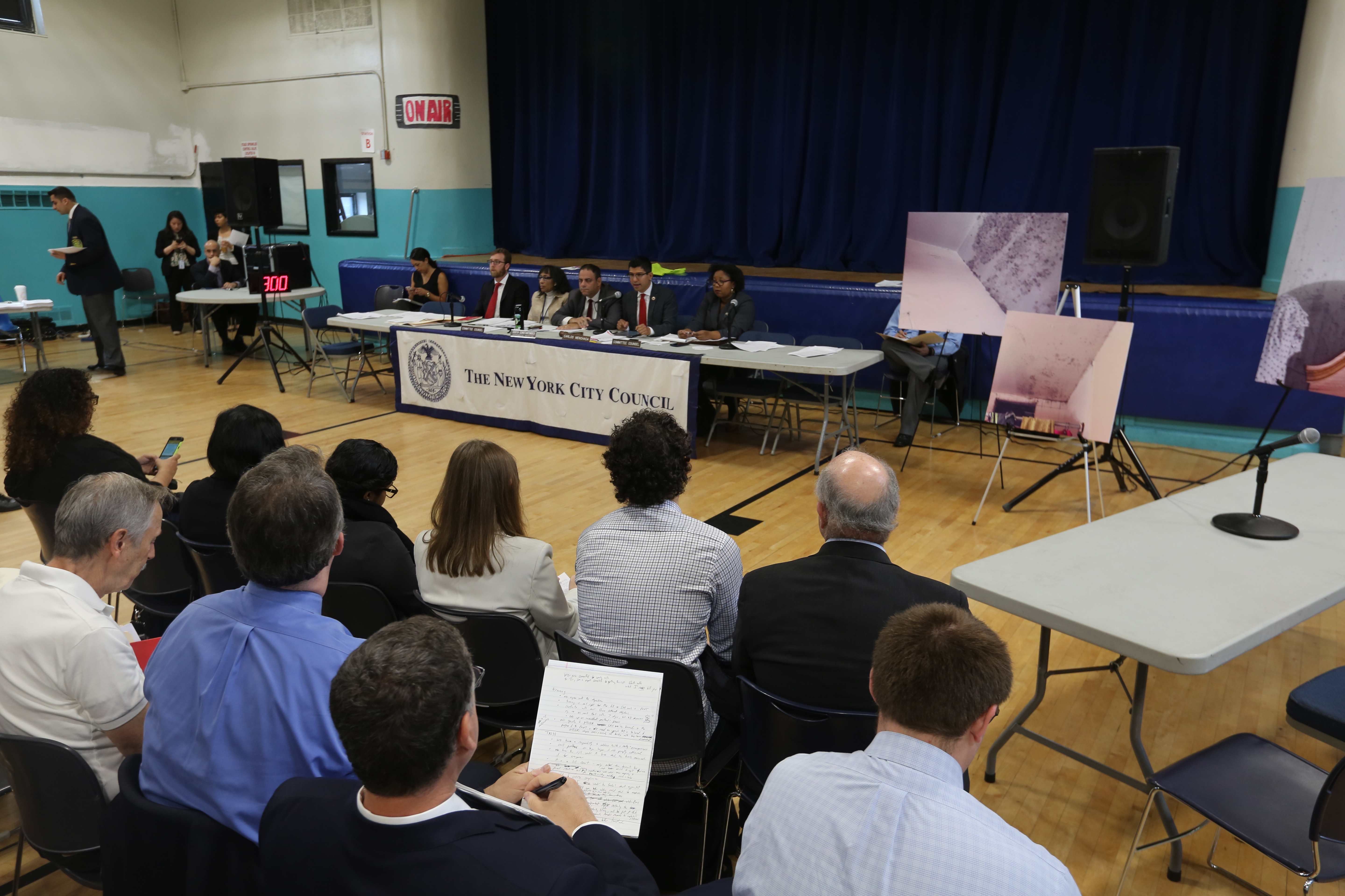 Concejales Carlos Menchaca y Ritchie Torres durante una audiencia sobre el moho en los departamentos de NYCHA en Red Hook, Brooklyn.