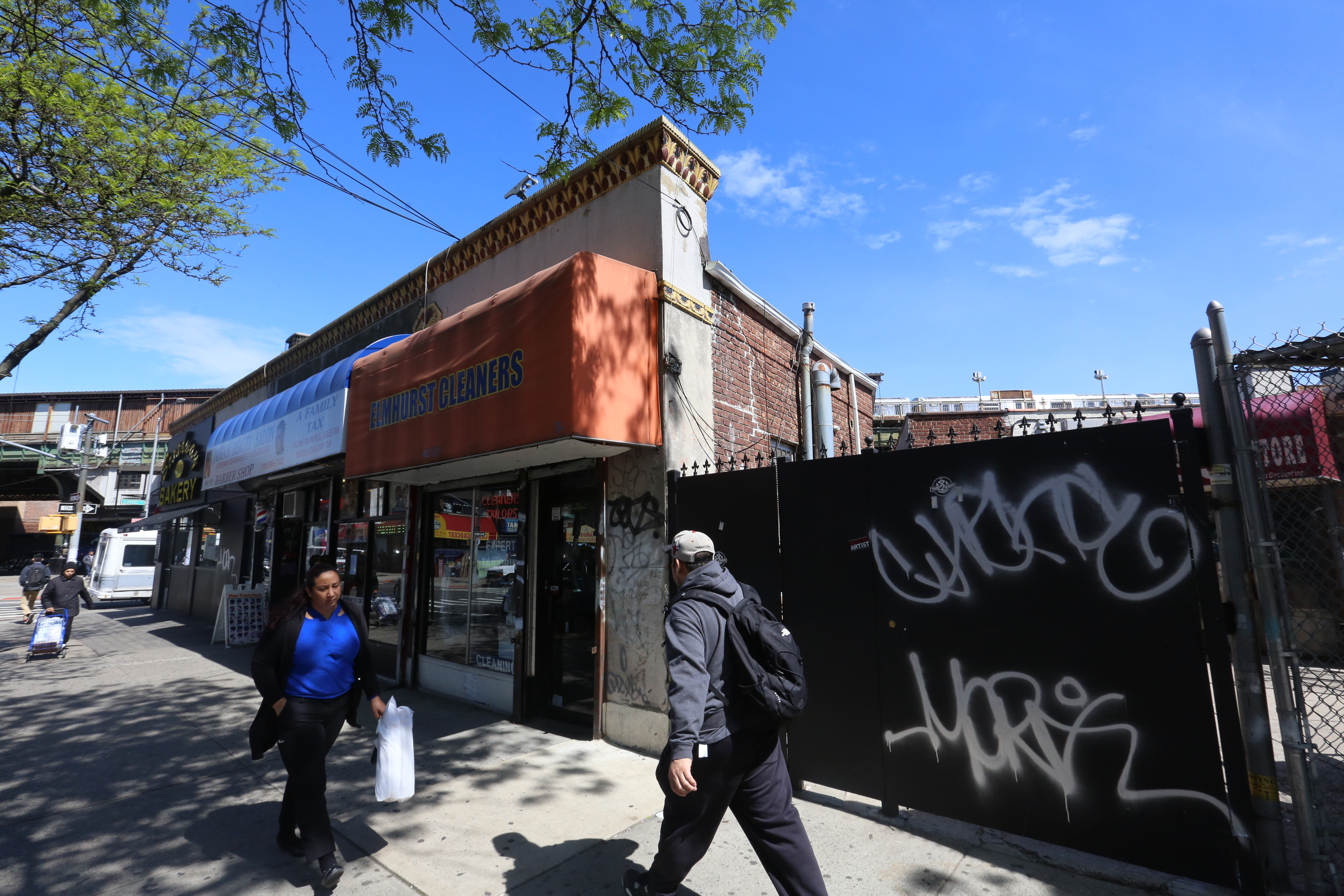 Grafitis de pandilleros en Queens, donde un hombre fue atacado por jovenes.