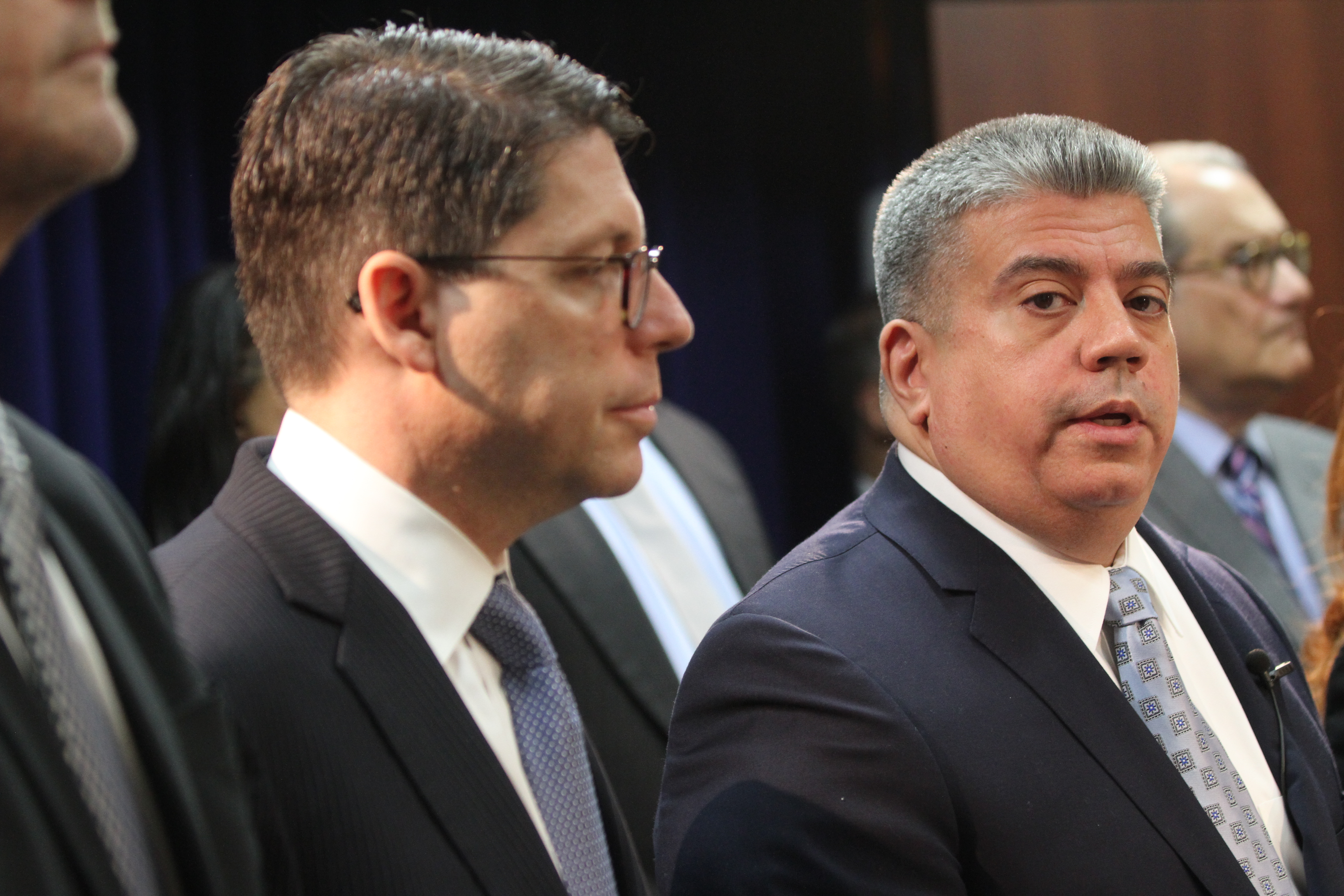 Fiscal de Brooklyn Eric Gonzalez y el Comisionado del Departamento de Investigaciones Mark G. Peters anuncian el arresto del dueño de la empresa constructora donde murio el joven de Ecuador Fernando Venagaz.