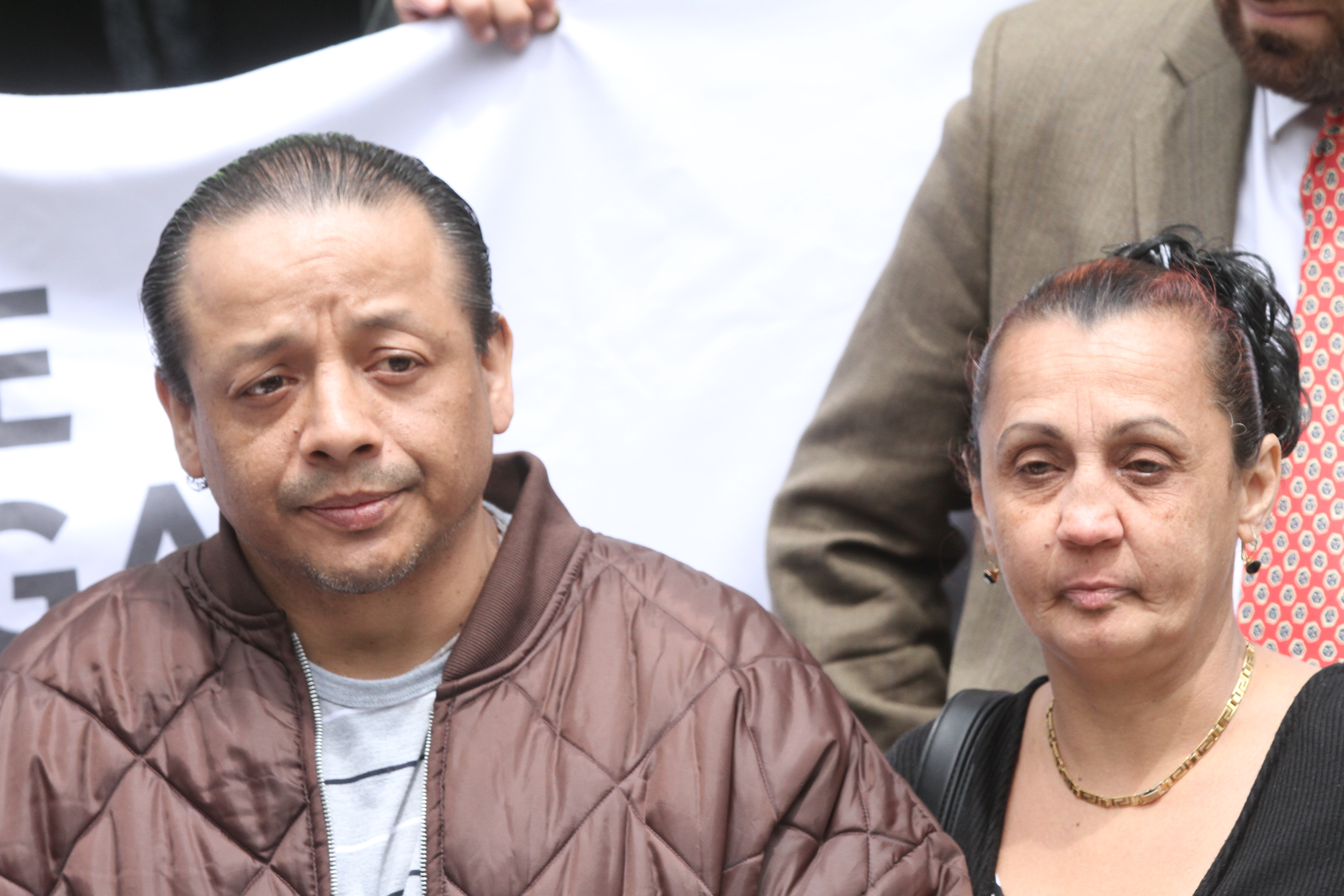 Inmigrante de Peru, Christian Yarleque con su esposa Angela. Inmigrantes y abogados manifiestan en City Hall para que los abogados puedan ayudarlos sin importar su estado legal.