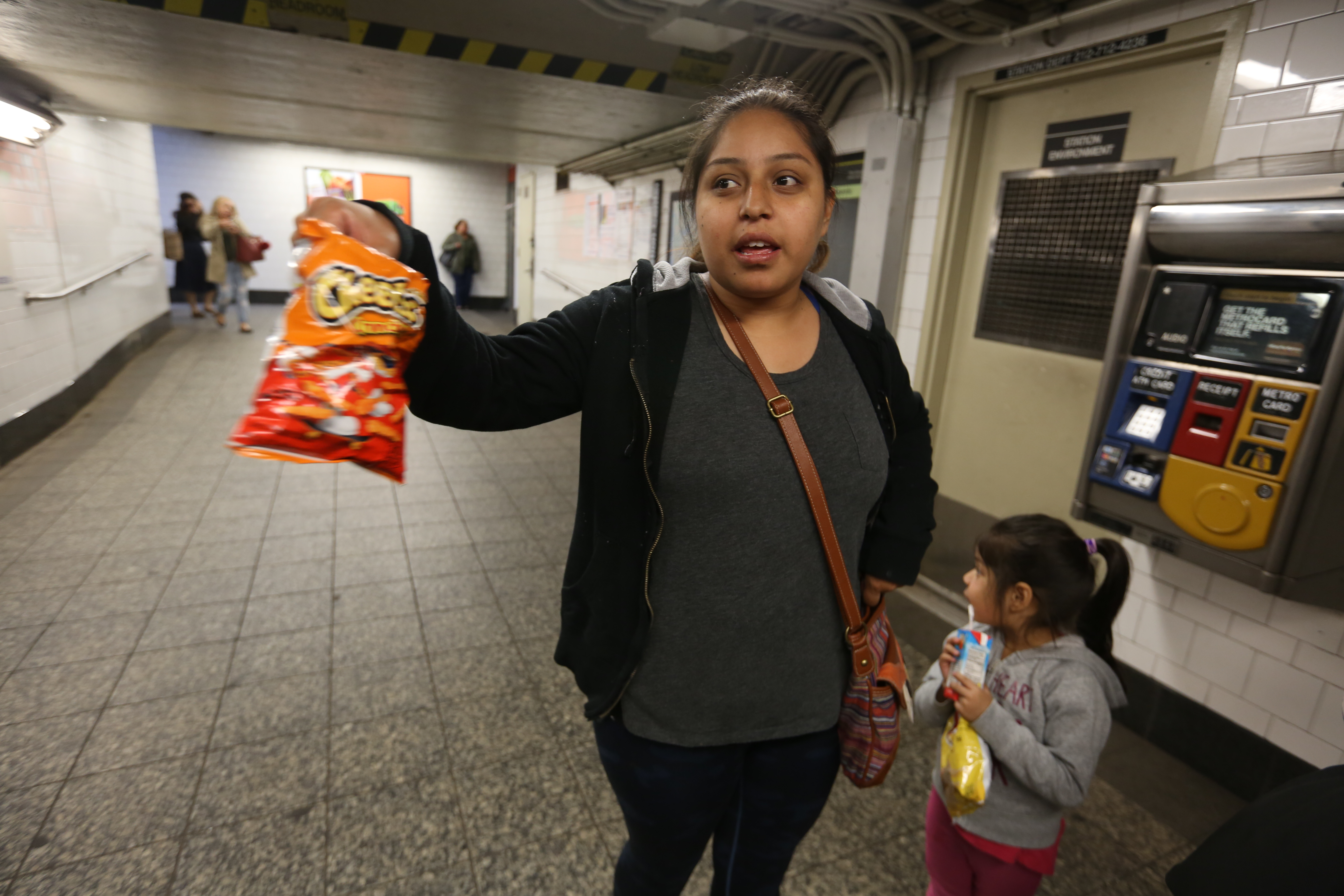 Usuaria Jeimmy Portillo opina sobre los ofensas menores de saltarse los torniquetes del metro.