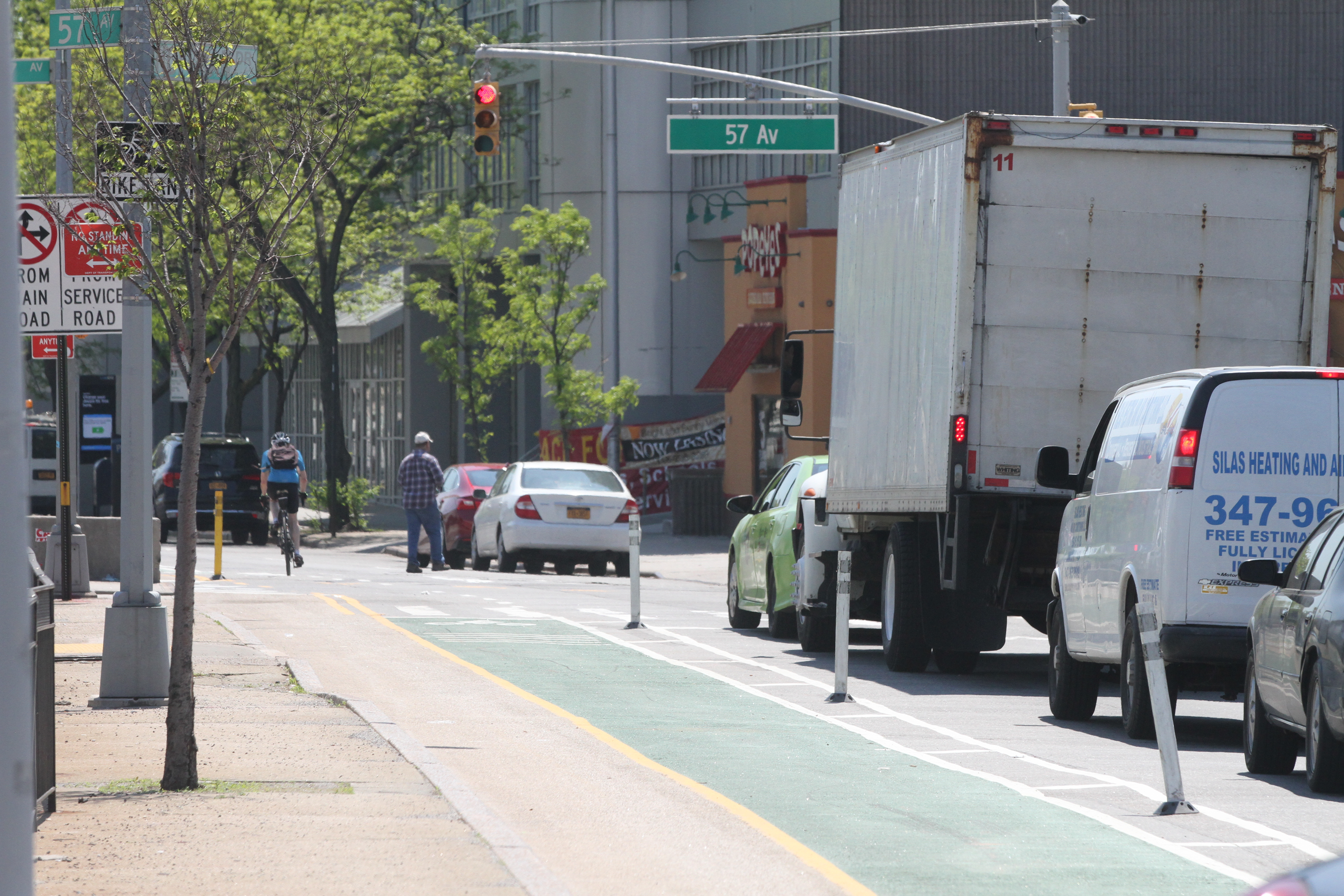 Vecinos hablan de seguridad en la Queens Blvd. y el nuevo carril para bicicletas.