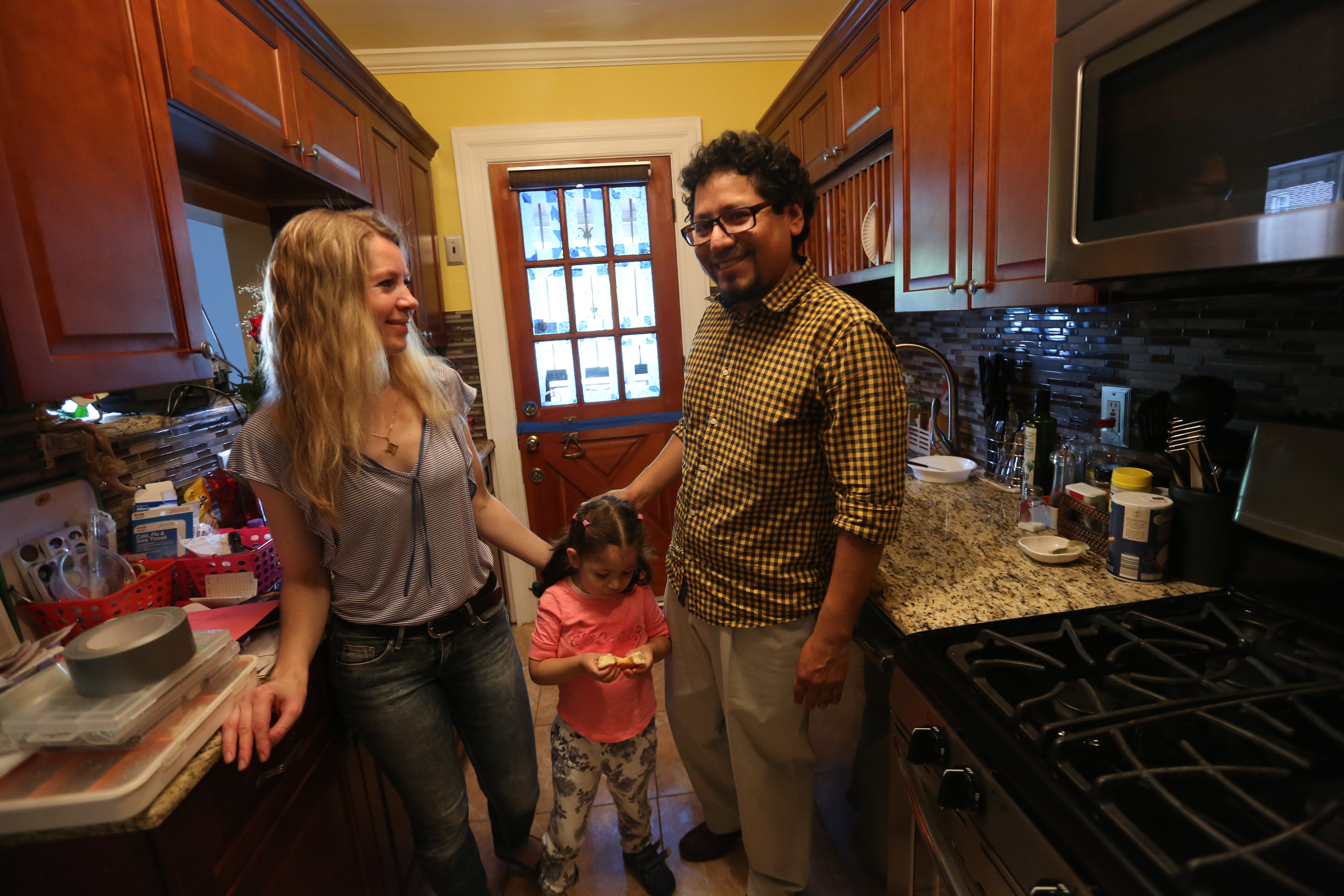 Wilber Quispe con su esposa, Olga e hija, Zoi en su nueva casa en El Bronx. Pudieron comprar su casa con el Programa de la Nueva casa que brinda la Ciudad de Nueva York.