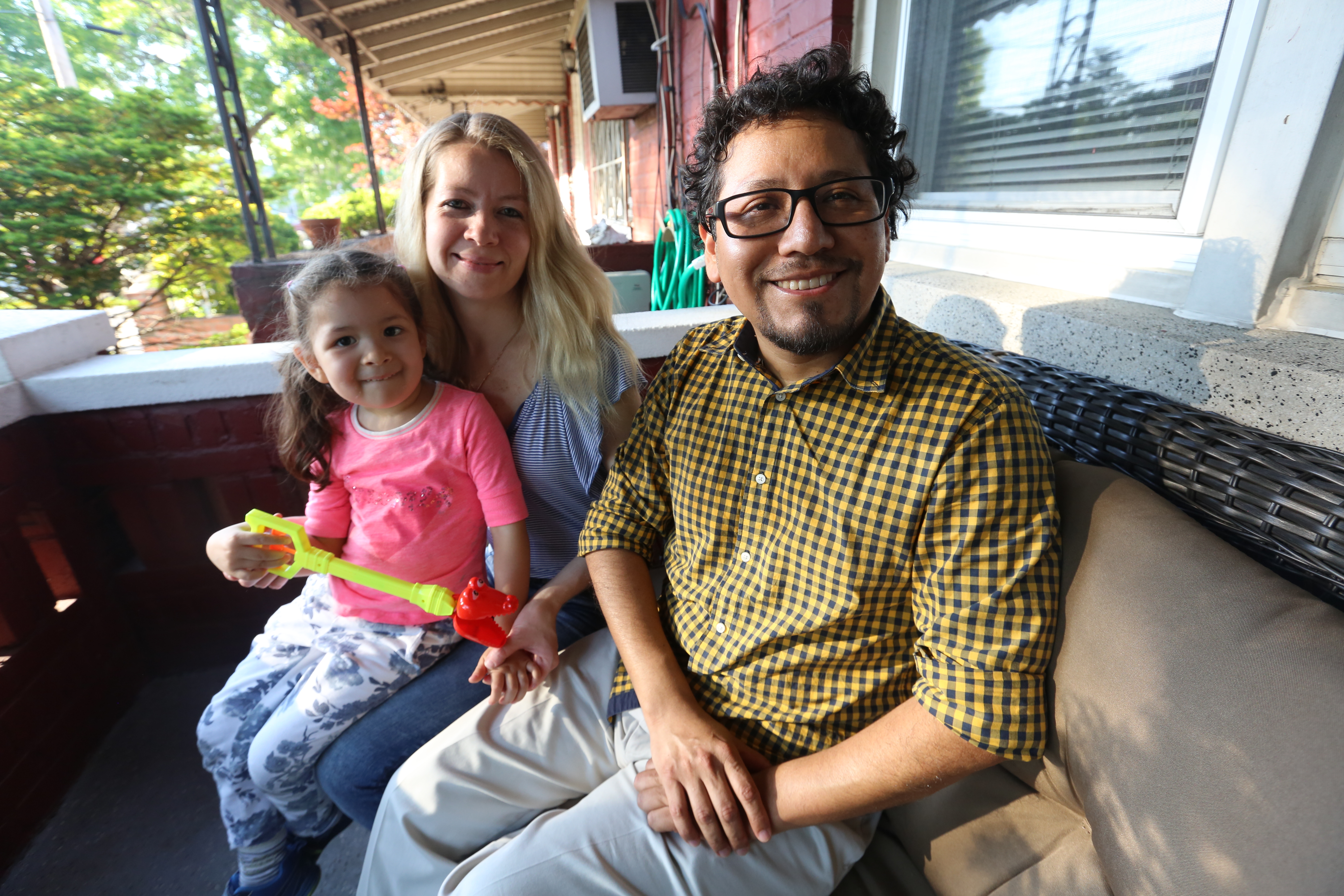 Wilber Quispe con su esposa, Olga e hija, Zoi en su nueva casa en El Bronx. Pudieron comprar su casa con el Programa de la Nueva casa que brinda la Ciudad de Nueva York.