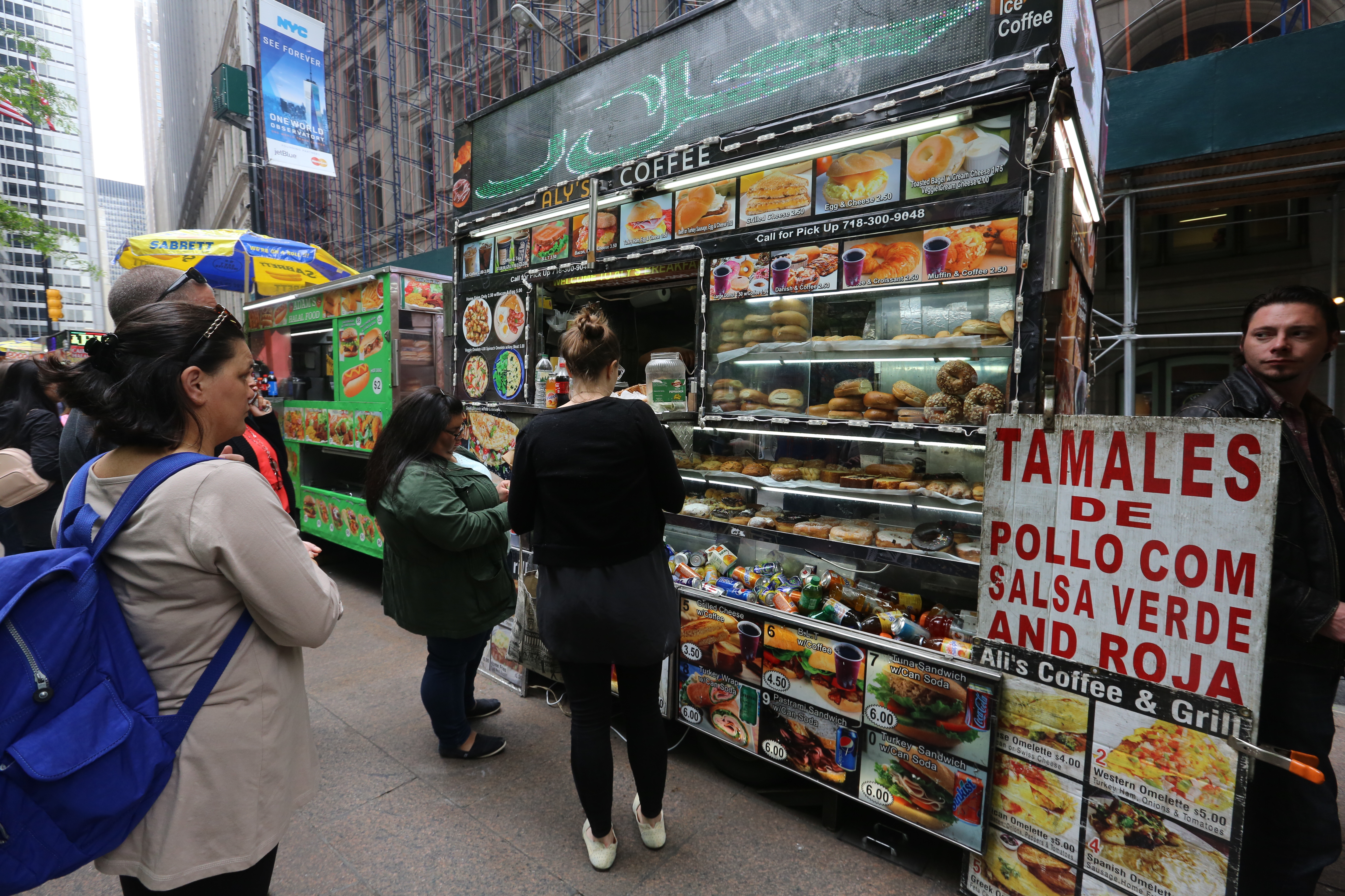 Mexicano Natalio Martinez,que trabaja en un puesto de comidas en Manhattan. Concejo discute un plan para implementar un sistema de grados con letras para los vendedores de comida en carritos callejeros.