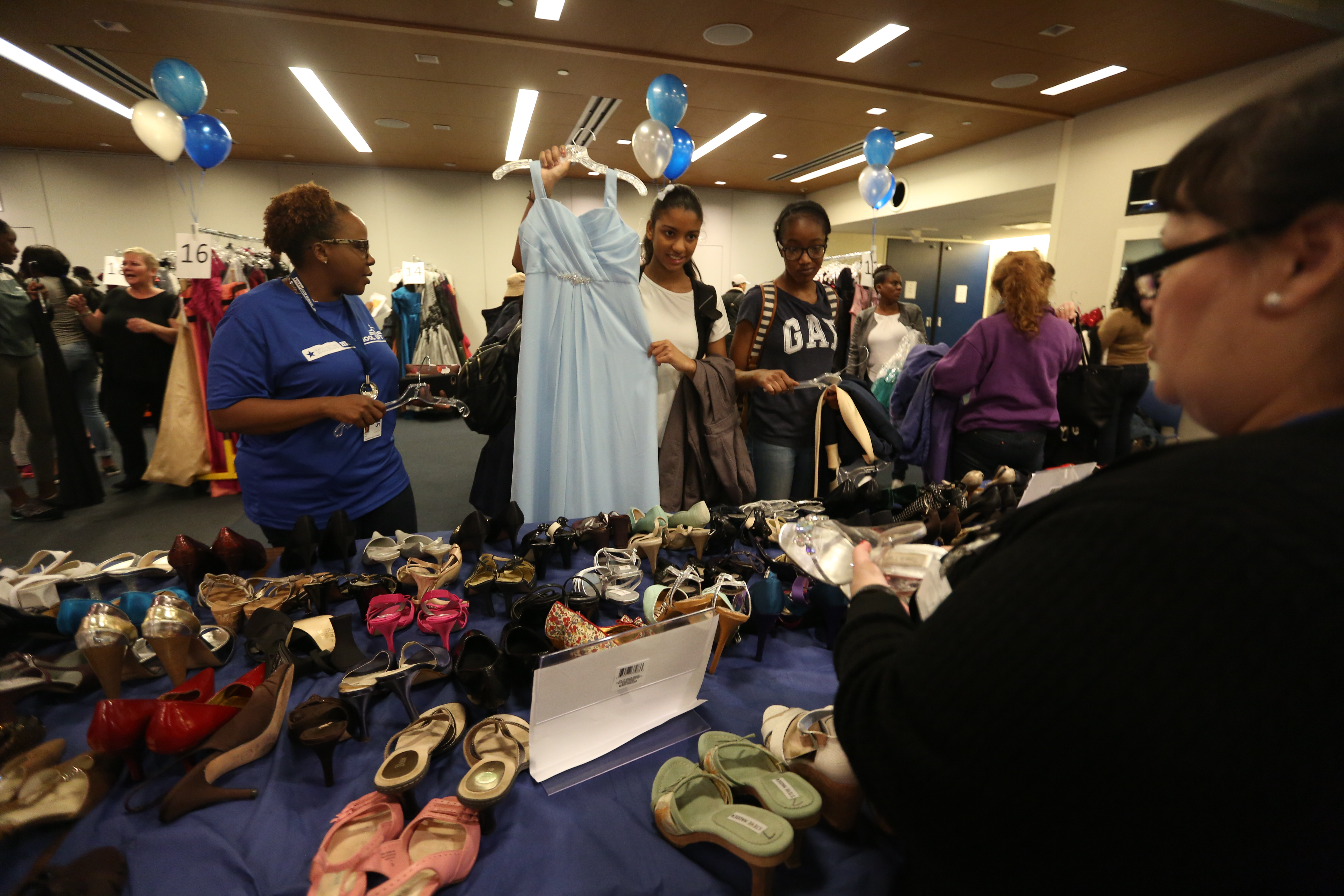 Mas de mil estudiantes de 62 escuelas de la ciudad seleccionaron su traje para el PROM en el UFT en Manhattan.