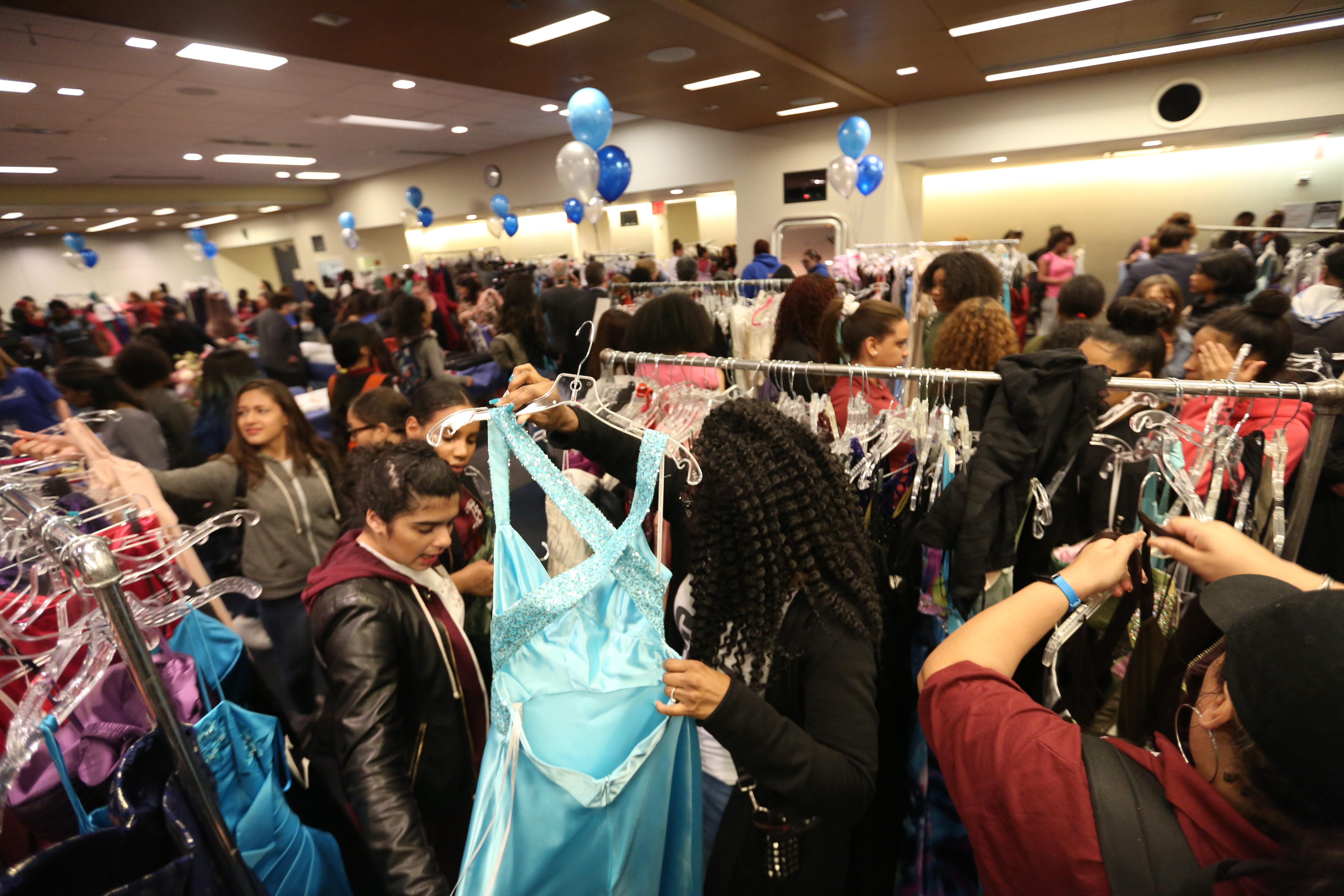 Mas de mil estudiantes de 62 escuelas de la ciudad seleccionaron su traje para el PROM en el UFT en Manhattan.