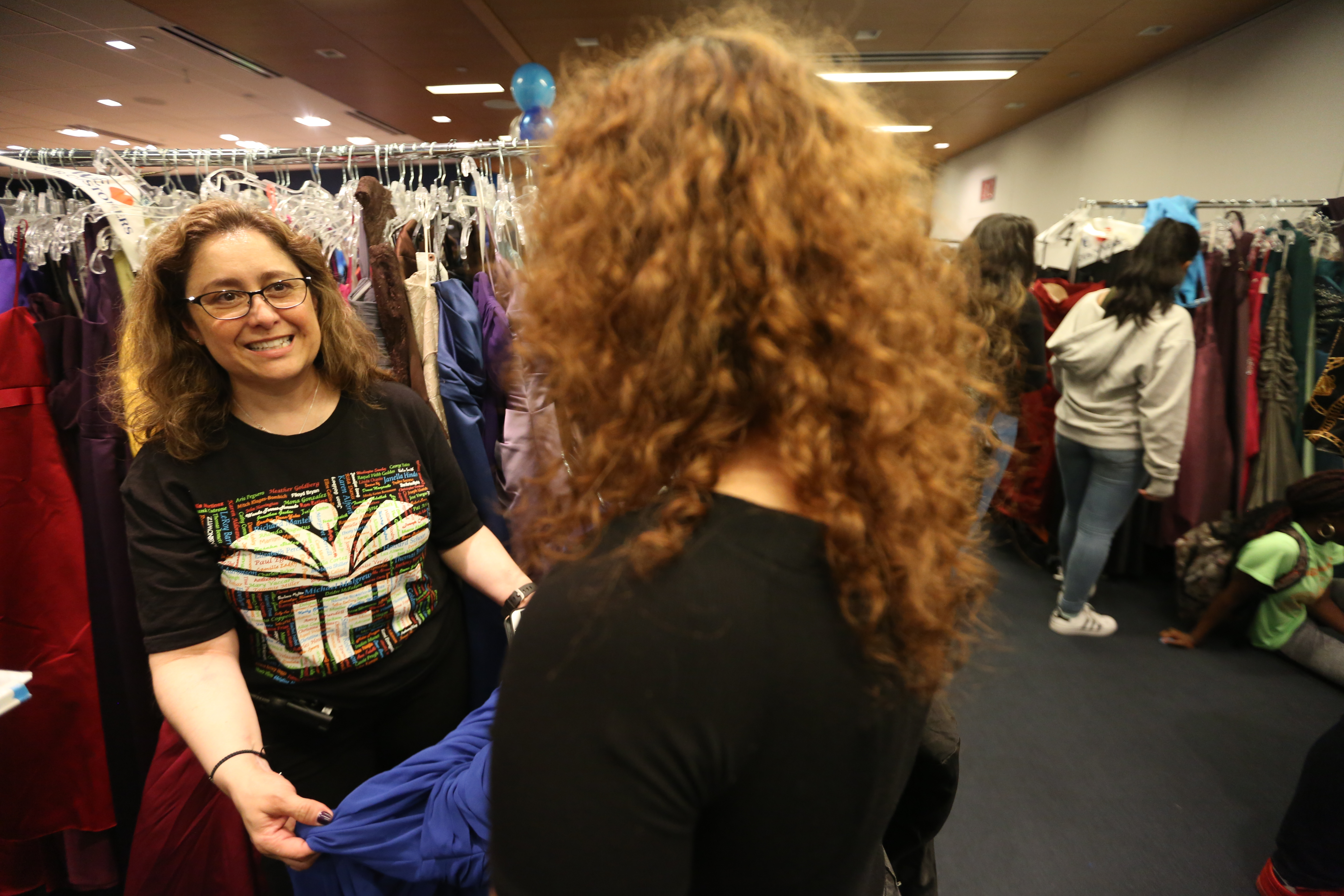 Organizadora de la UFT, Adriana O'Hagan. Mas de mil estudiantes de 62 escuelas de la ciudad seleccionaron su traje para el PROM en el UFT en Manhattan.