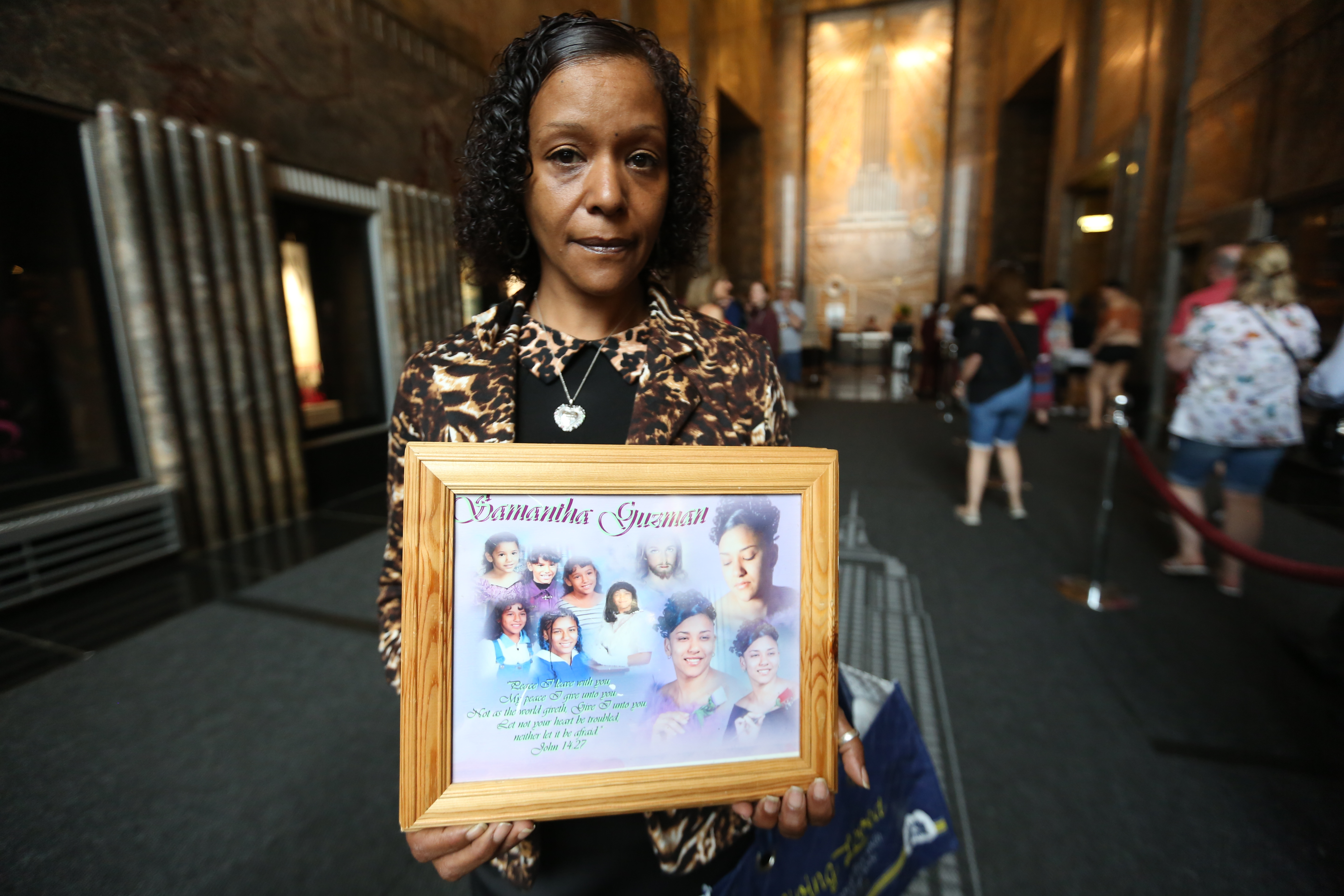 Diana Alvarado, perdio a su hija por violencia de armas en el2006 y hoy estaba en el Empire Estate Building para crear conciencia sobre la violencia de armas.